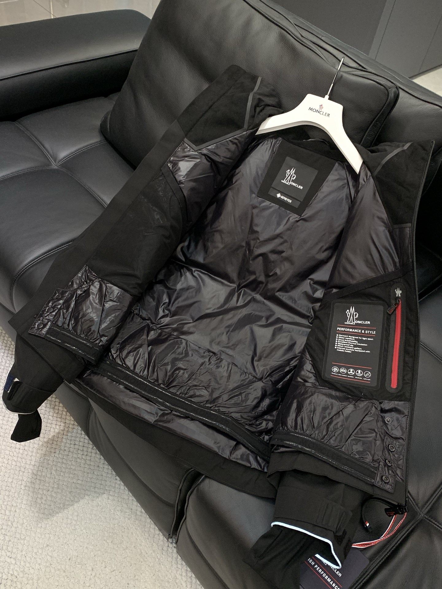 🌾，，Moncler 蒙口，2025冬季最新品，专柜同步有售，原单狠货，时尚休闲连帽羽绒服，上身舒适！吸