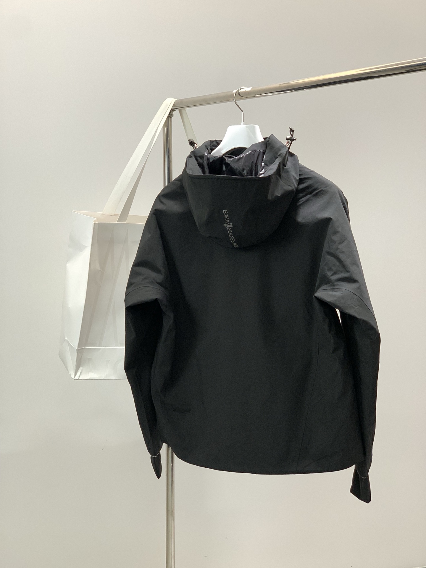 🌾，，Moncler 蒙口，2025冬季最新品，专柜同步有售，原单狠货，时尚休闲连帽羽绒服，上身舒适！吸