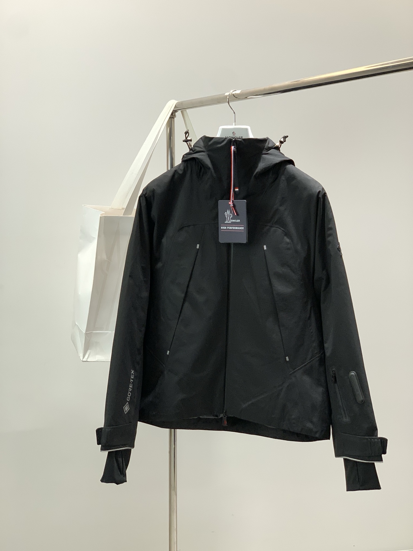 🌾，，Moncler 蒙口，2025冬季最新品，专柜同步有售，原单狠货，时尚休闲连帽羽绒服，上身舒适！吸