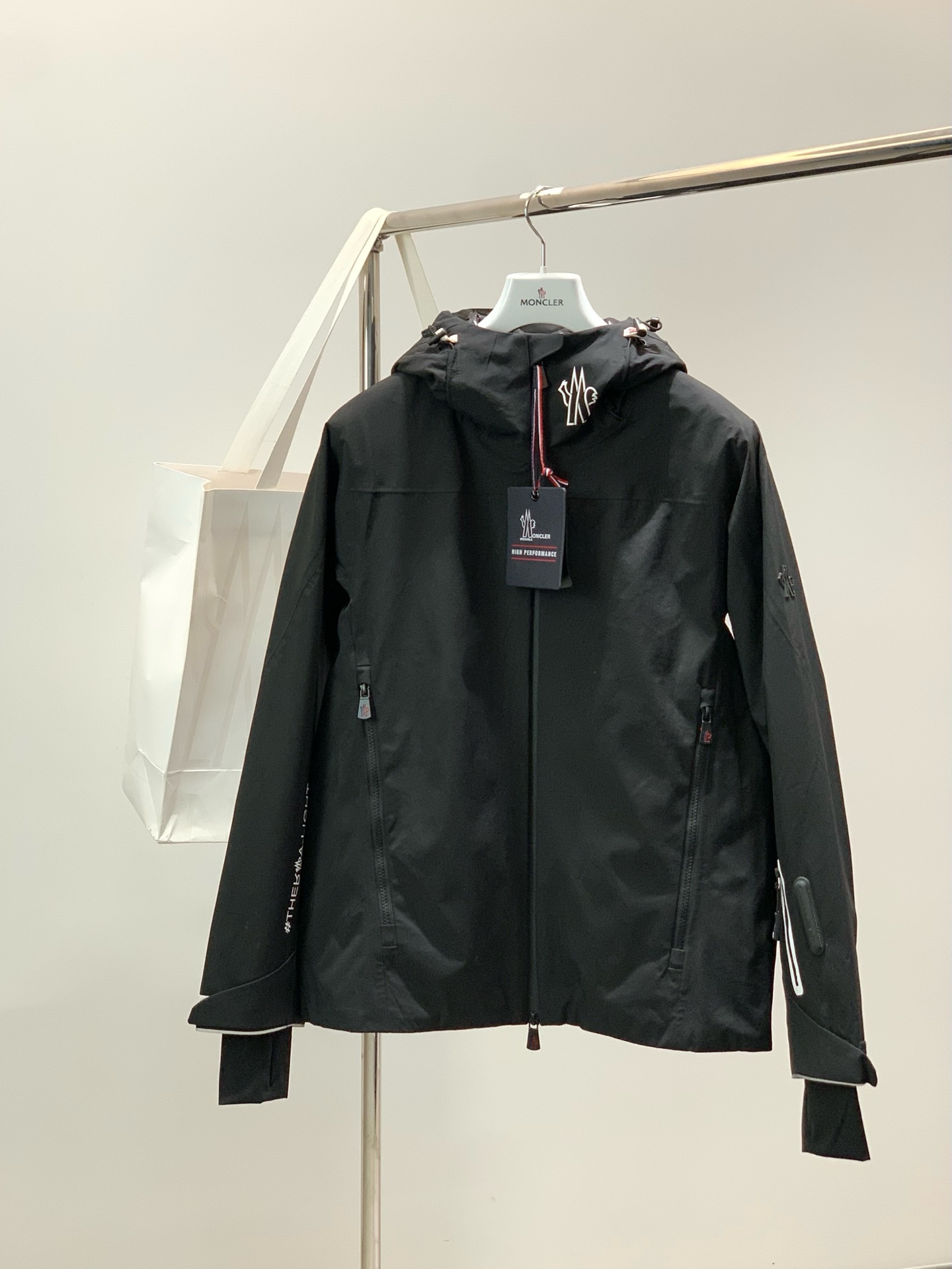 🌾，，Moncler 蒙口，2025冬季最新品，专柜同步有售，原单狠货，时尚休闲连帽羽绒服，上身舒适！吸