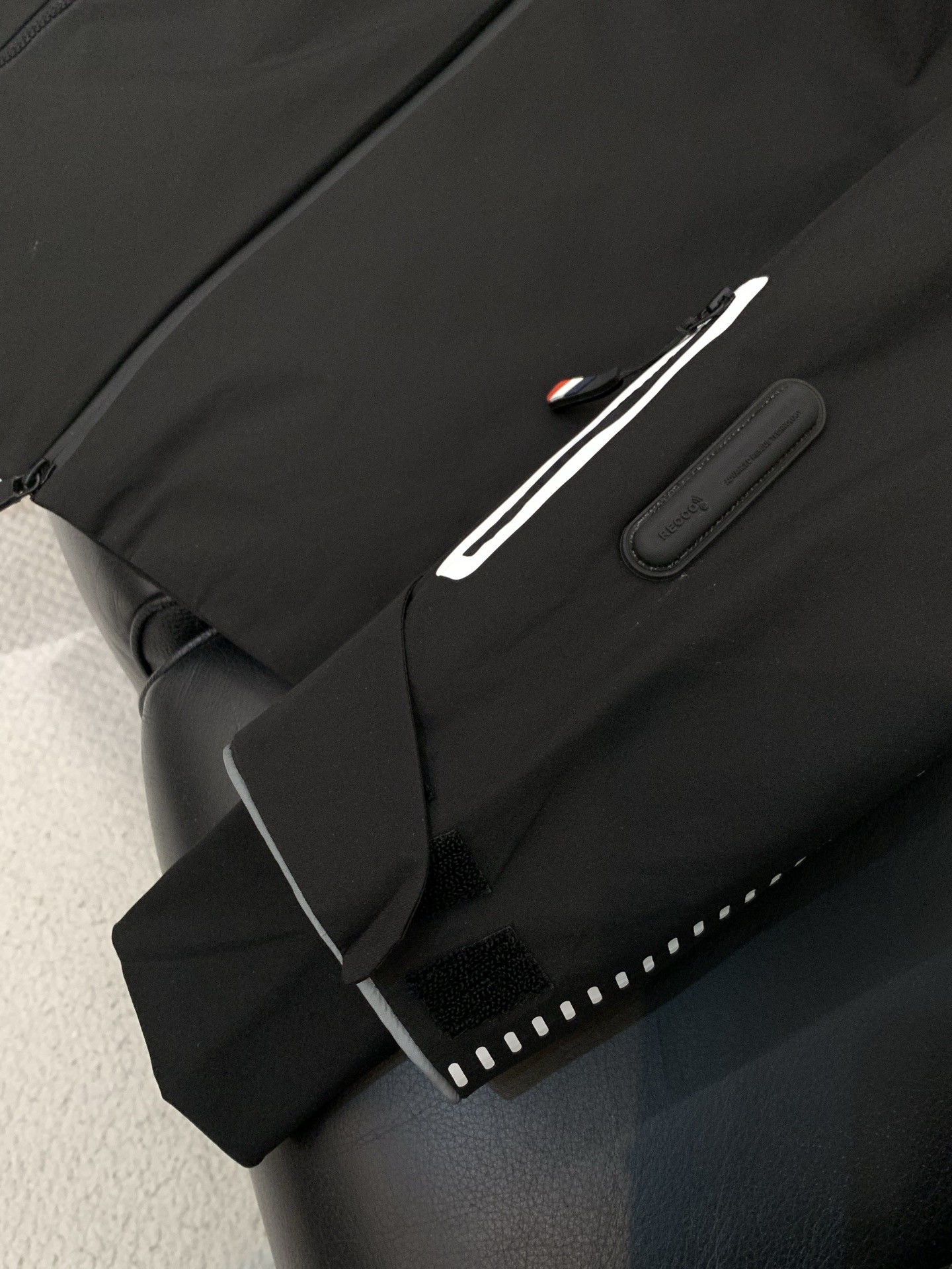 🌾，，Moncler 蒙口，2025冬季最新品，专柜同步有售，原单狠货，时尚休闲连帽羽绒服，上身舒适！吸