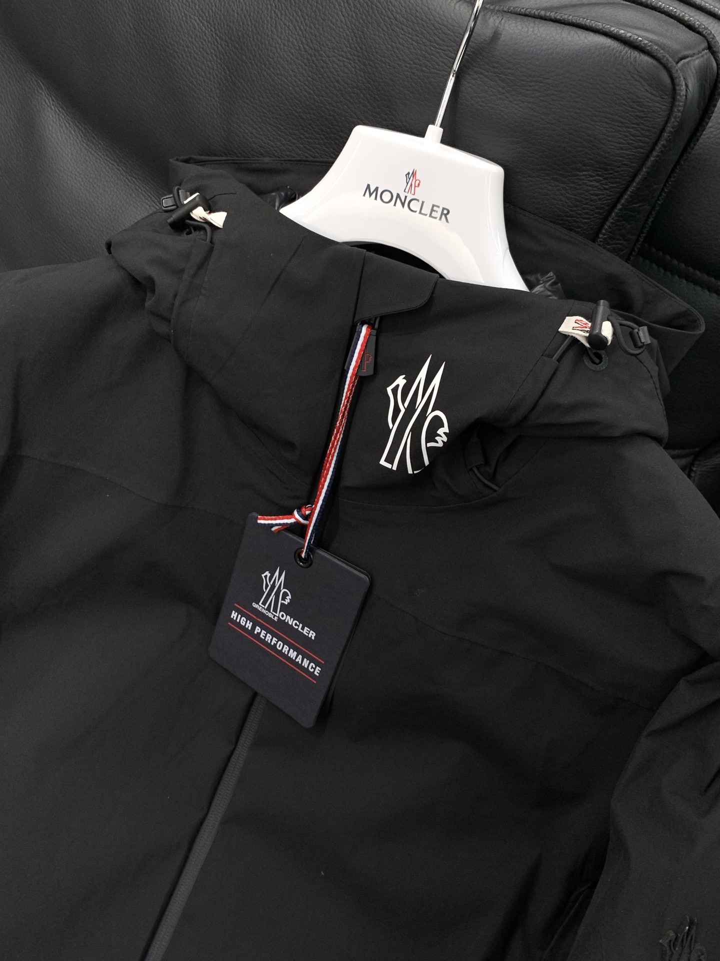 🌾，，Moncler 蒙口，2025冬季最新品，专柜同步有售，原单狠货，时尚休闲连帽羽绒服，上身舒适！吸