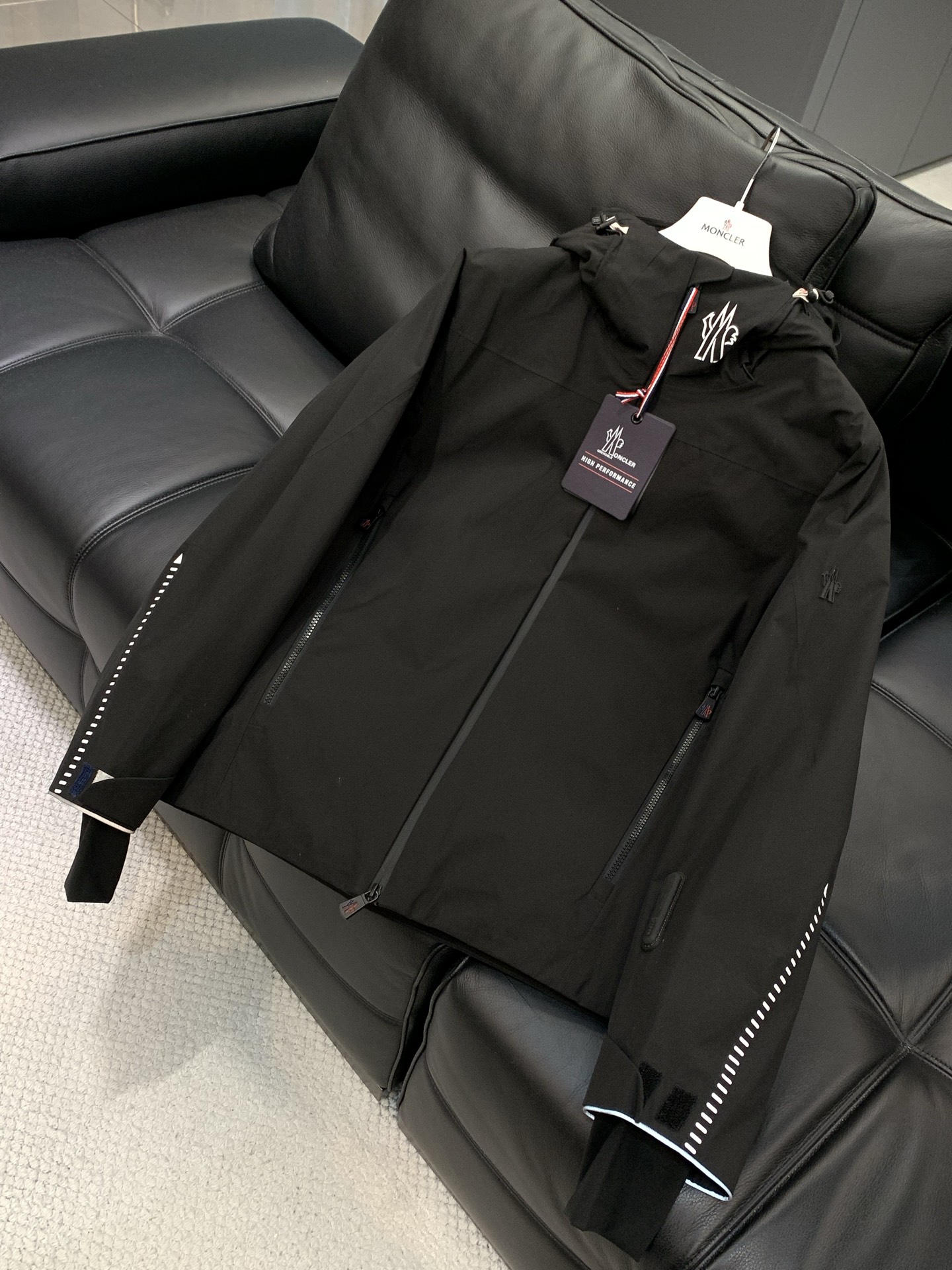 🌾，，Moncler 蒙口，2025冬季最新品，专柜同步有售，原单狠货，时尚休闲连帽羽绒服，上身舒适！吸