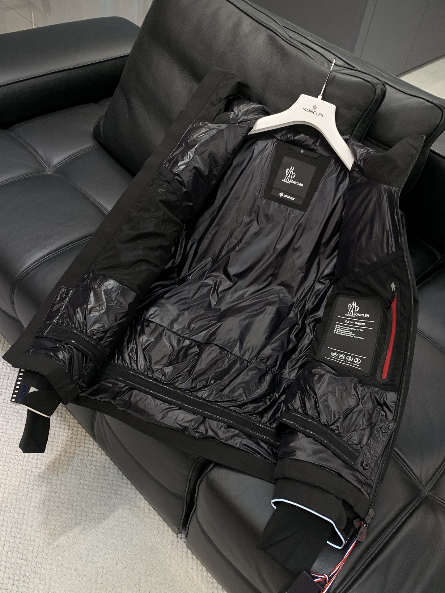 🌾，，Moncler 蒙口，2025冬季最新品，专柜同步有售，原单狠货，时尚休闲连帽羽绒服，上身舒适！吸