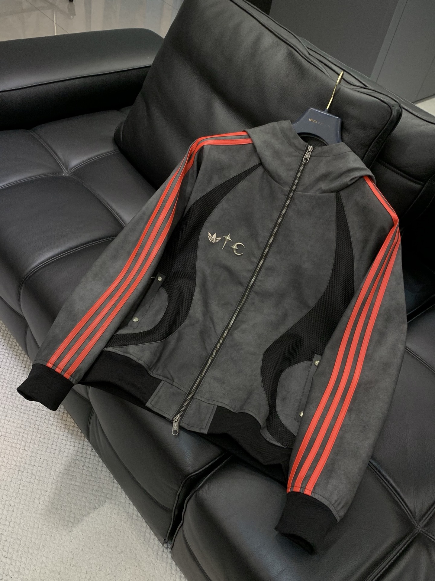 🌾，，adidas originals x THUG CLUB 联名款 TG LTHR JKT 运动连帽