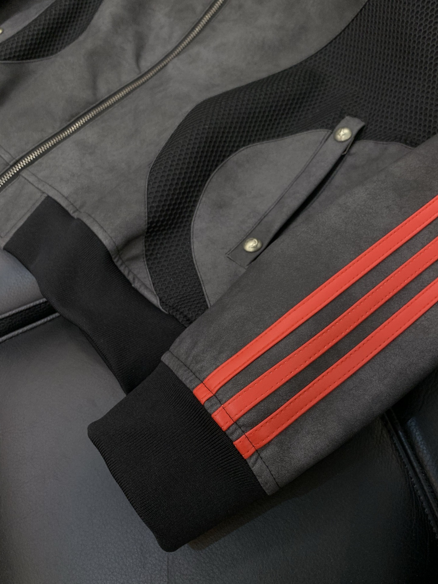 🌾，，adidas originals x THUG CLUB 联名款 TG LTHR JKT 运动连帽