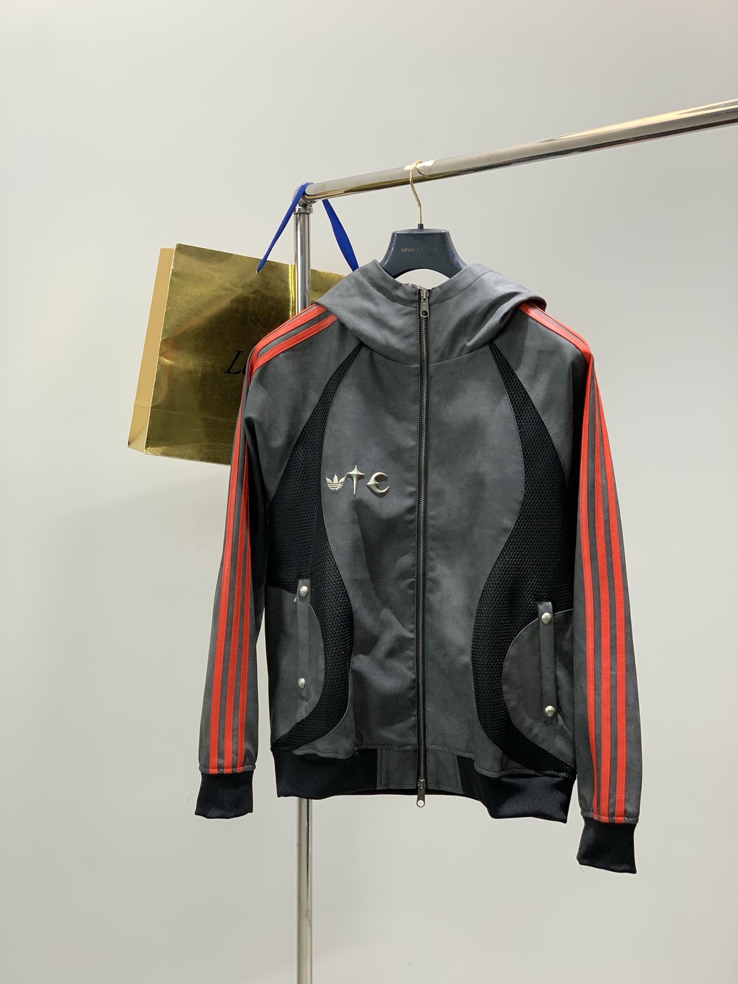 🌾，，adidas originals x THUG CLUB 联名款 TG LTHR JKT 运动连帽