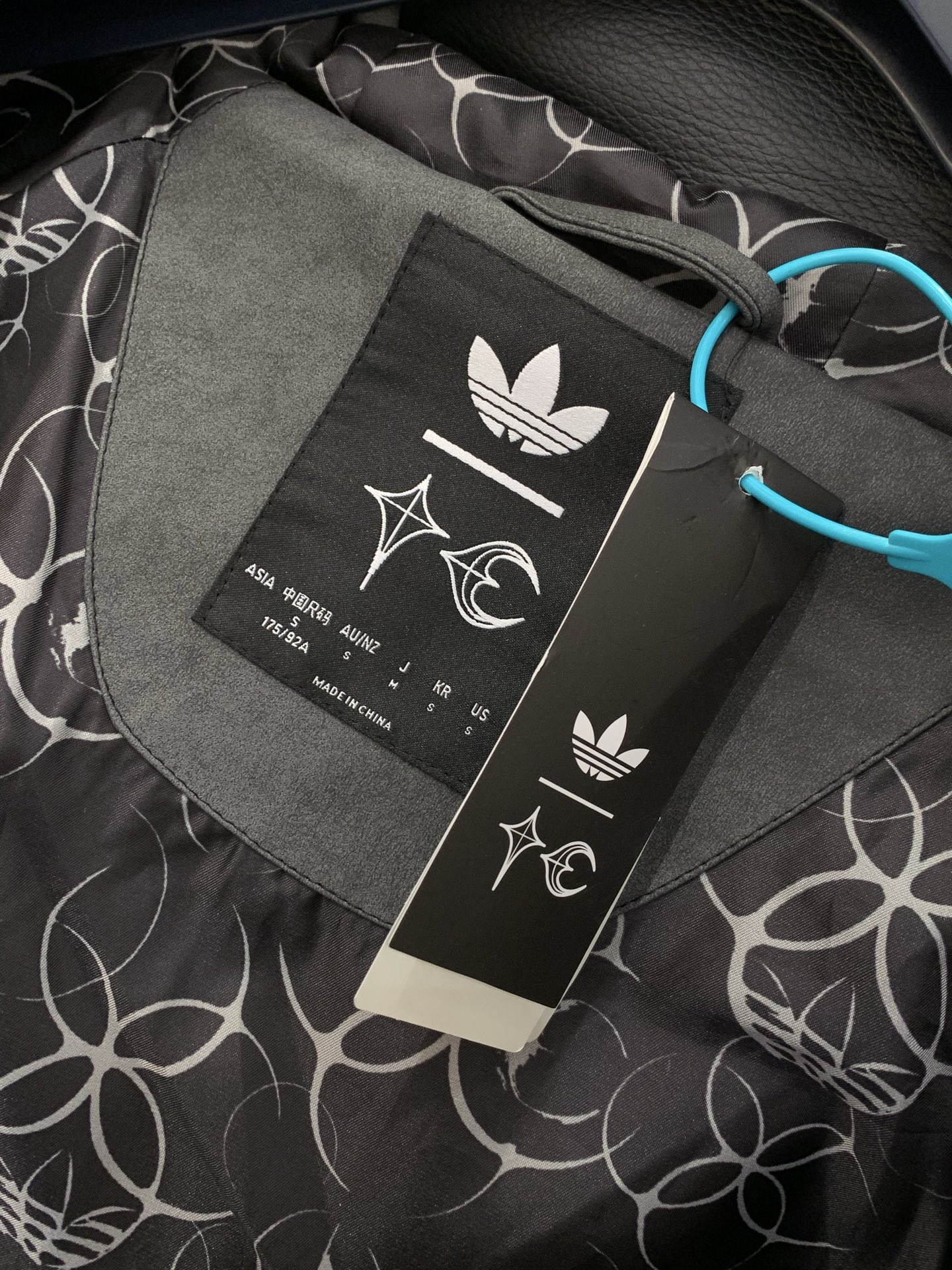 🌾，，adidas originals x THUG CLUB 联名款 TG LTHR JKT 运动连帽