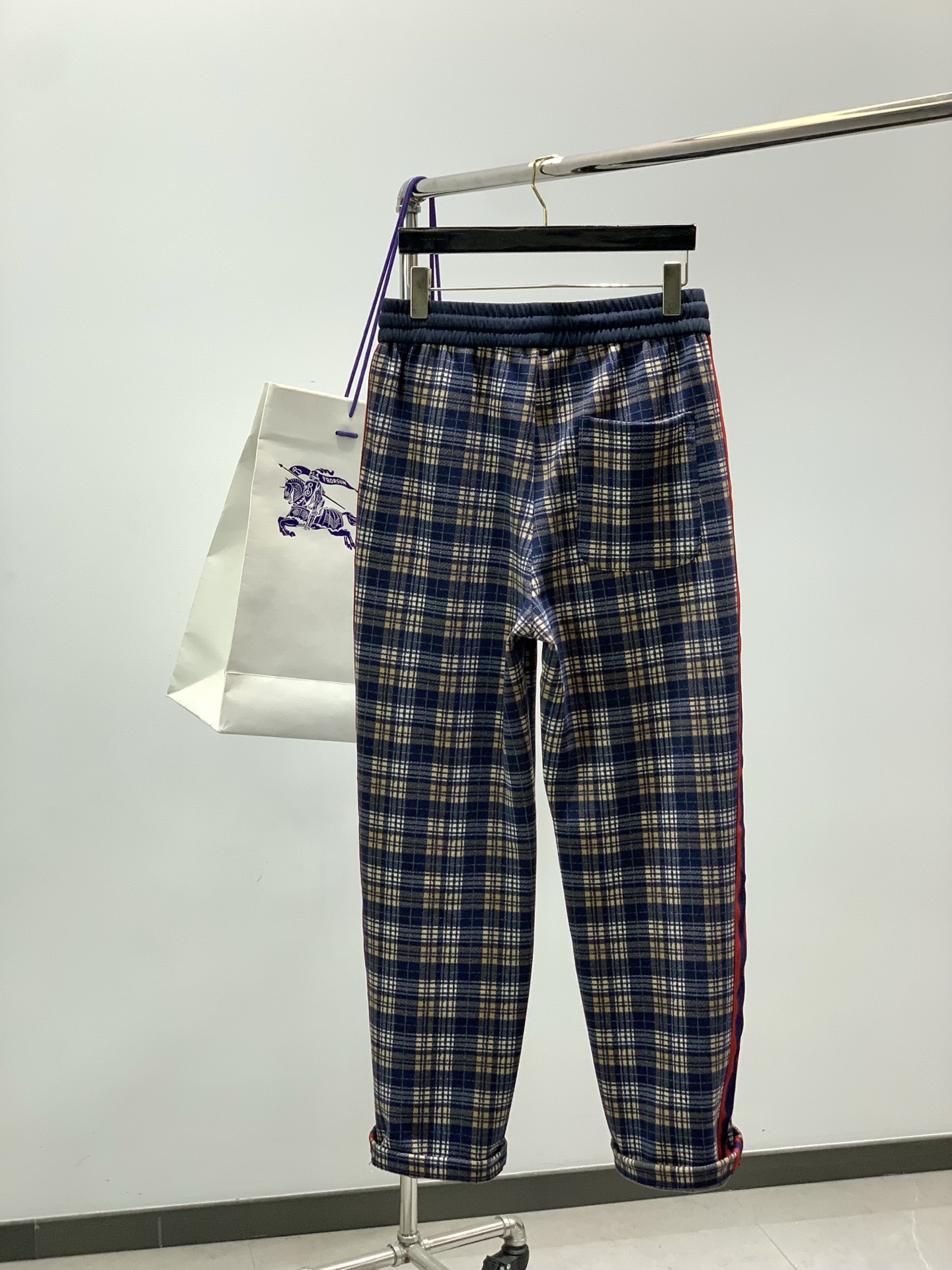 🌾，，Burberry 直筒格子休闲裤时尚系列，独特设计，抽绳休闲长裤 订纱开始订染和订纺。国内某大厂出