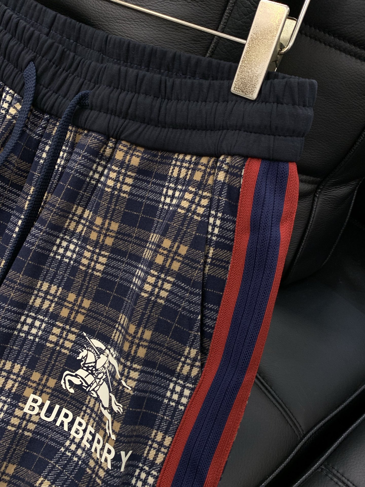 🌾，，Burberry 直筒格子休闲裤时尚系列，独特设计，抽绳休闲长裤 订纱开始订染和订纺。国内某大厂出