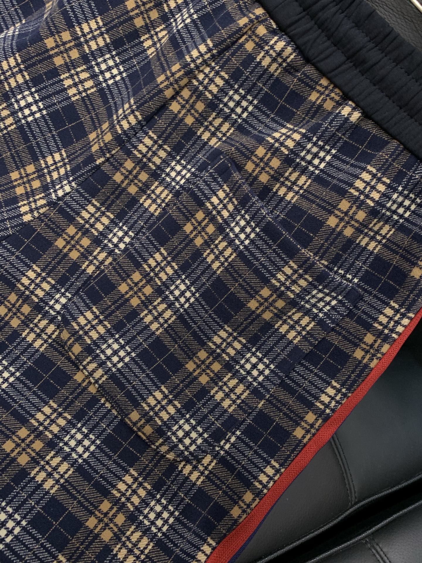 🌾，，Burberry 直筒格子休闲裤时尚系列，独特设计，抽绳休闲长裤 订纱开始订染和订纺。国内某大厂出