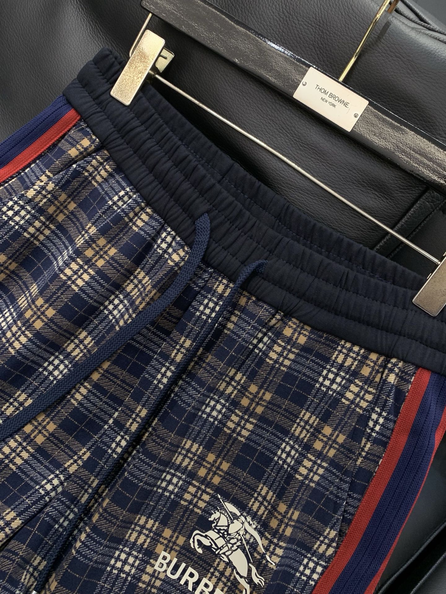 🌾，，Burberry 直筒格子休闲裤时尚系列，独特设计，抽绳休闲长裤 订纱开始订染和订纺。国内某大厂出