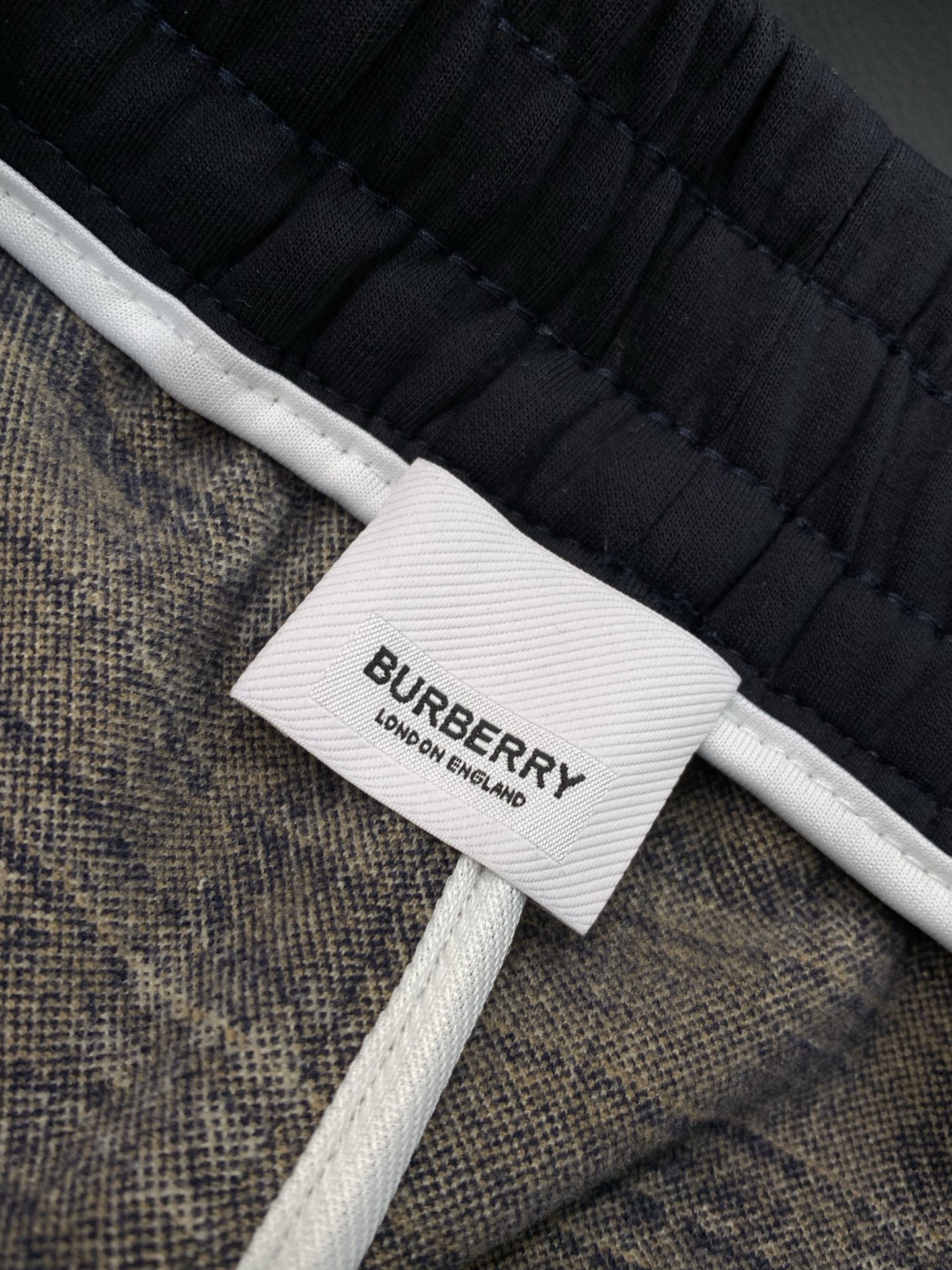 🌾，，Burberry 直筒格子休闲裤时尚系列，独特设计，抽绳休闲长裤 订纱开始订染和订纺。国内某大厂出