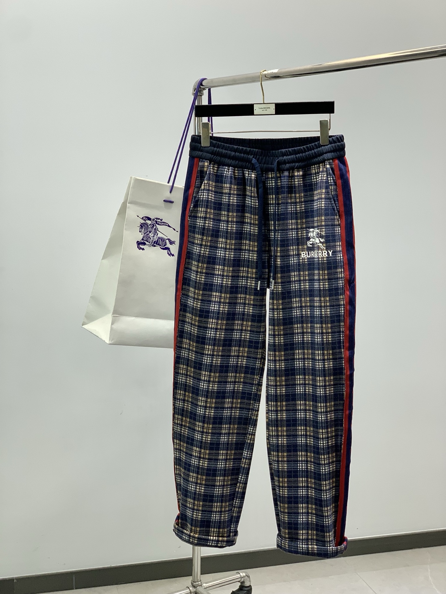 🌾，，Burberry 直筒格子休闲裤时尚系列，独特设计，抽绳休闲长裤 订纱开始订染和订纺。国内某大厂出