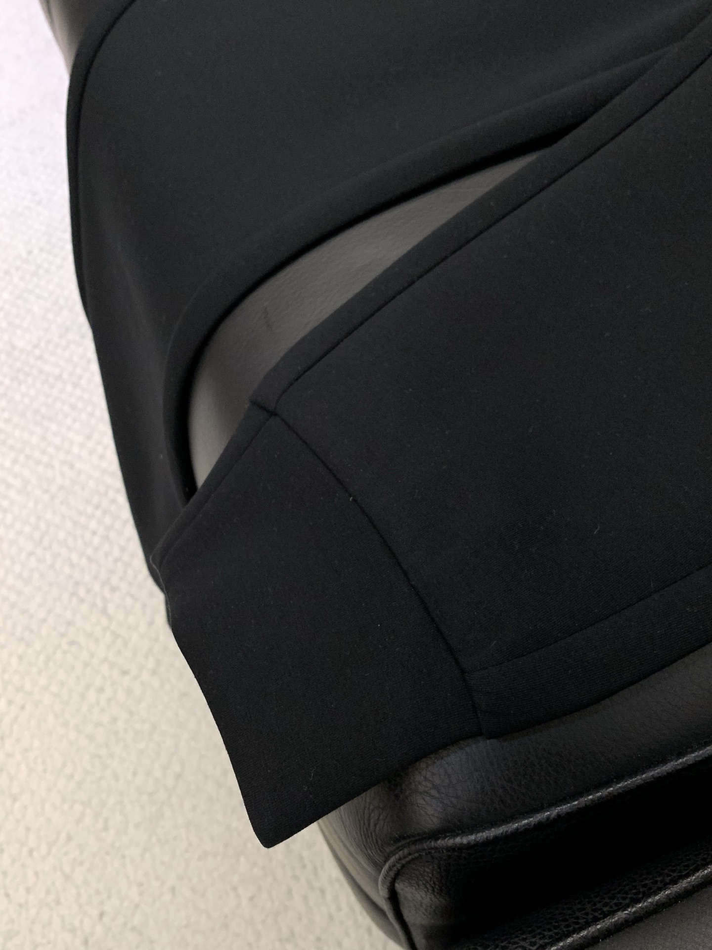 🌾，，蒙口 黑色 束脚 休闲裤材质 面料:棉32%锦纶63%氨纶5%里料:涤纶100%机洗，手洗最高水温