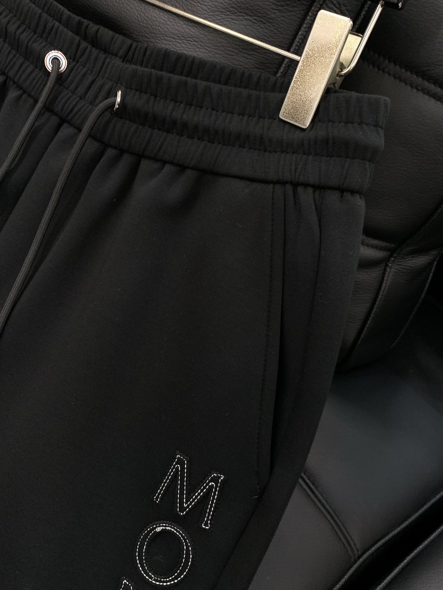 🌾，，蒙口 束脚 休闲裤材质 面料:棉32%锦纶63%氨纶5%里料:涤纶100%机洗，手洗最高水温30℃