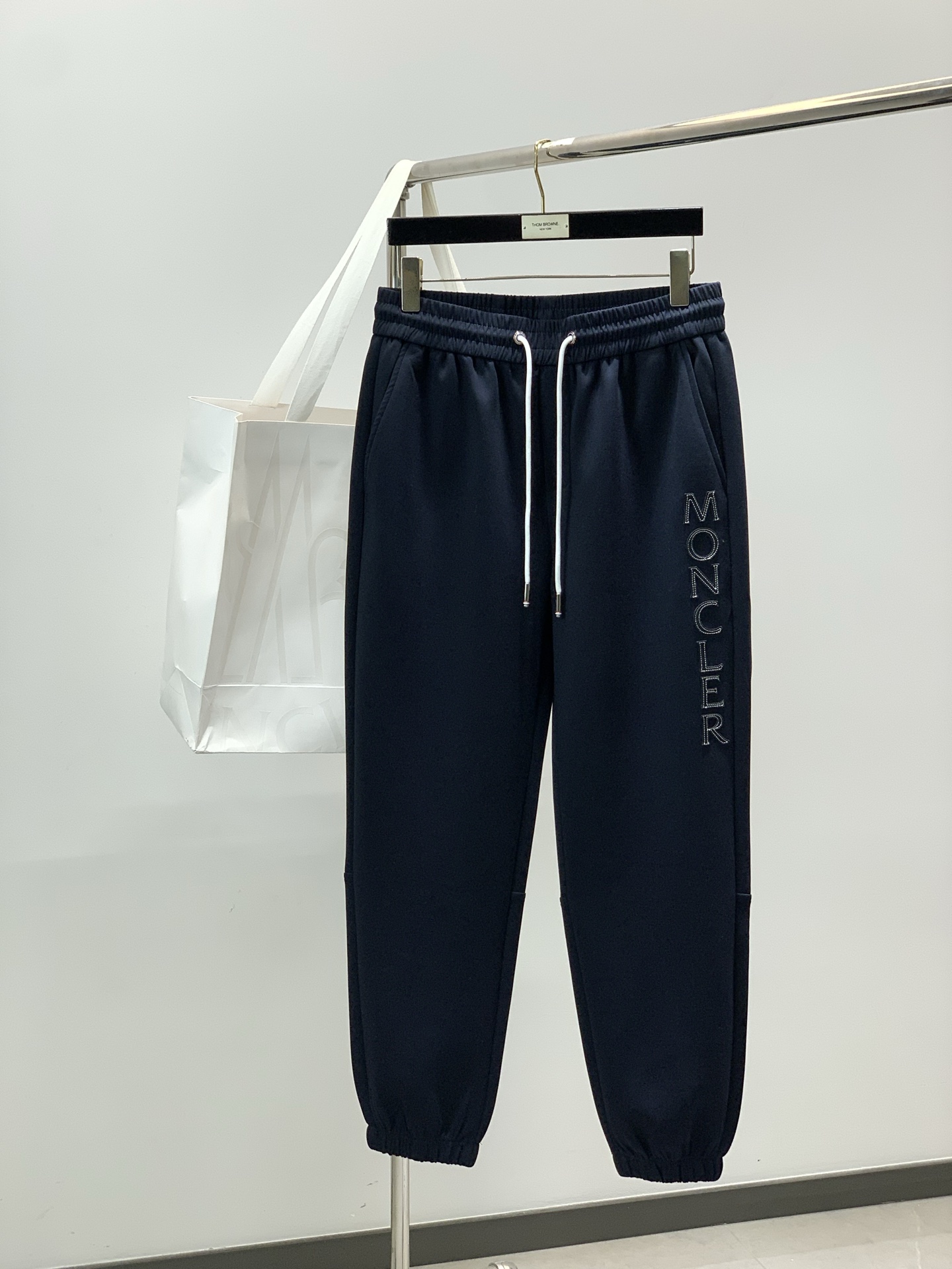 🌾，，蒙口 束脚 休闲裤材质 面料:棉32%锦纶63%氨纶5%里料:涤纶100%机洗，手洗最高水温30℃