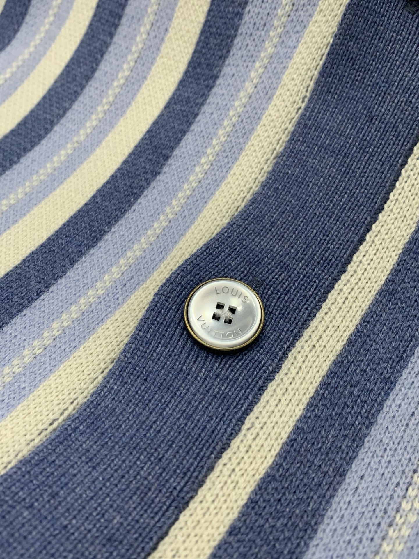 🌾，，LouisVuitton 路易威登，2025秋冬最新款，专柜同步有售，原单狠货，时尚休闲针织开衫毛