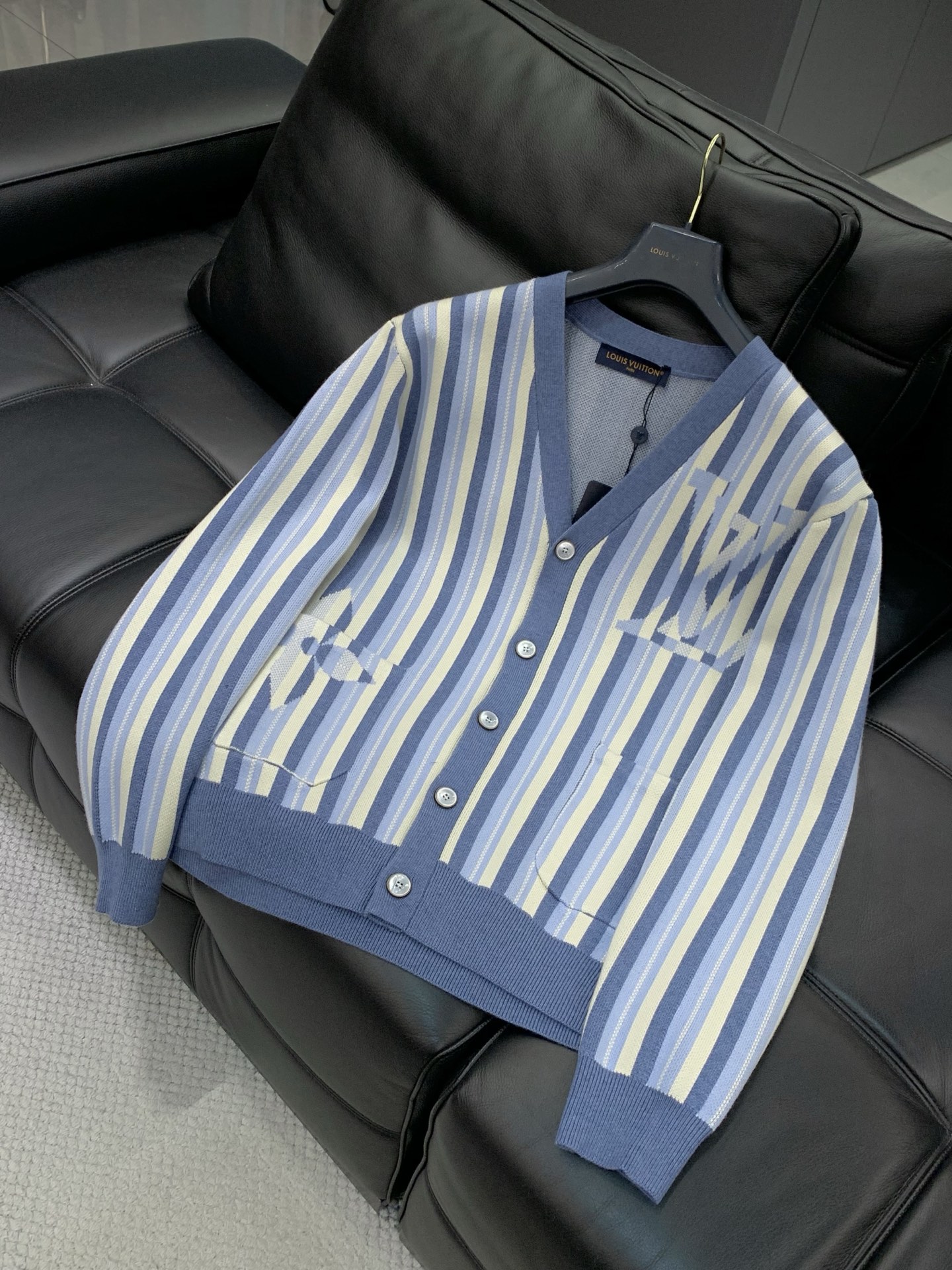 🌾，，LouisVuitton 路易威登，2025秋冬最新款，专柜同步有售，原单狠货，时尚休闲针织开衫毛