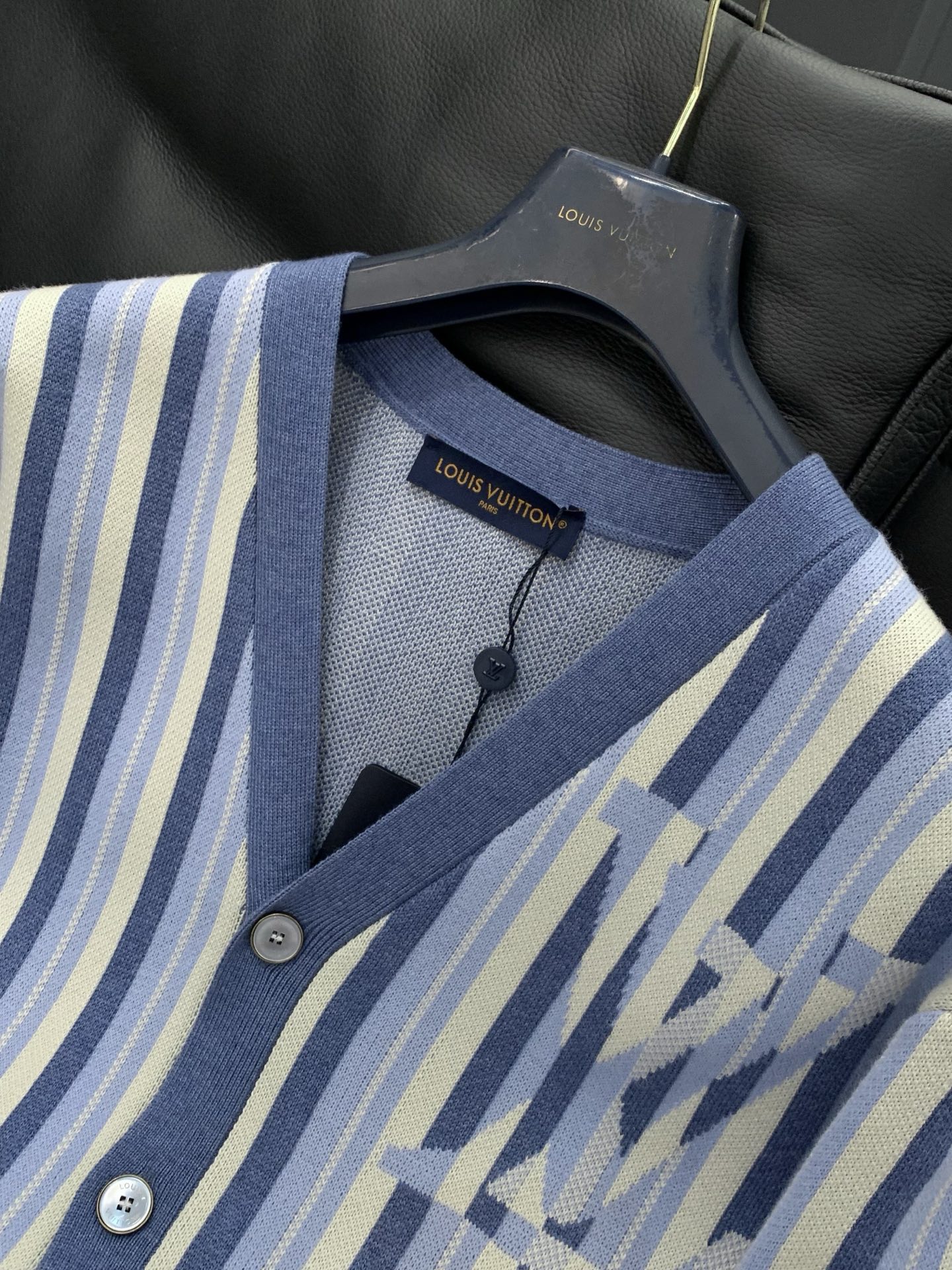 🌾，，LouisVuitton 路易威登，2025秋冬最新款，专柜同步有售，原单狠货，时尚休闲针织开衫毛