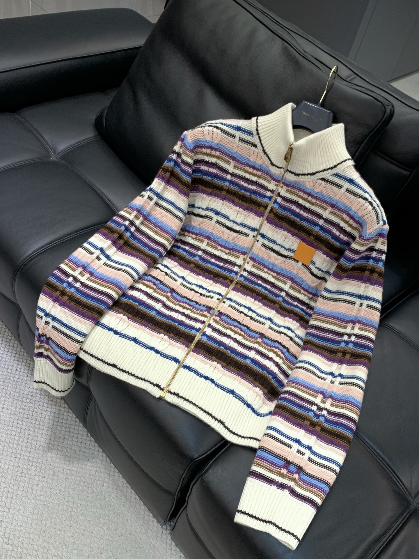 🌾，，LouisVuitton 路易威登，2025冬季最新款，专柜同步有售，原单狠货，时尚休闲针织开衫羊