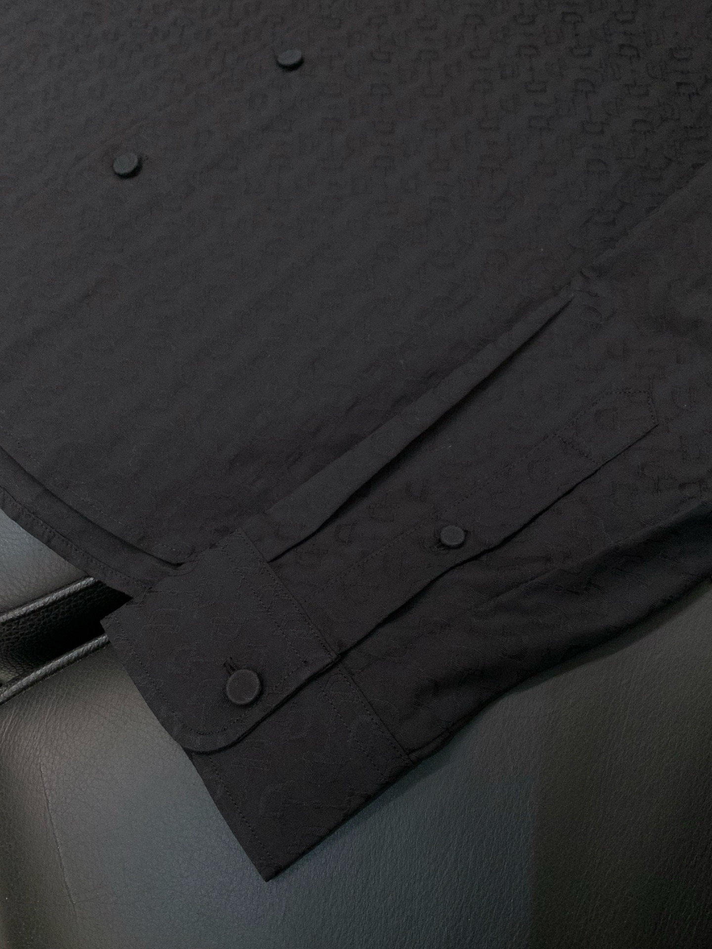 🌾，，Gucci 古驰，2025秋季最新款，专柜同步有售，原单狠货，时尚休闲长袖衬衫，上身很有特点！吸睛