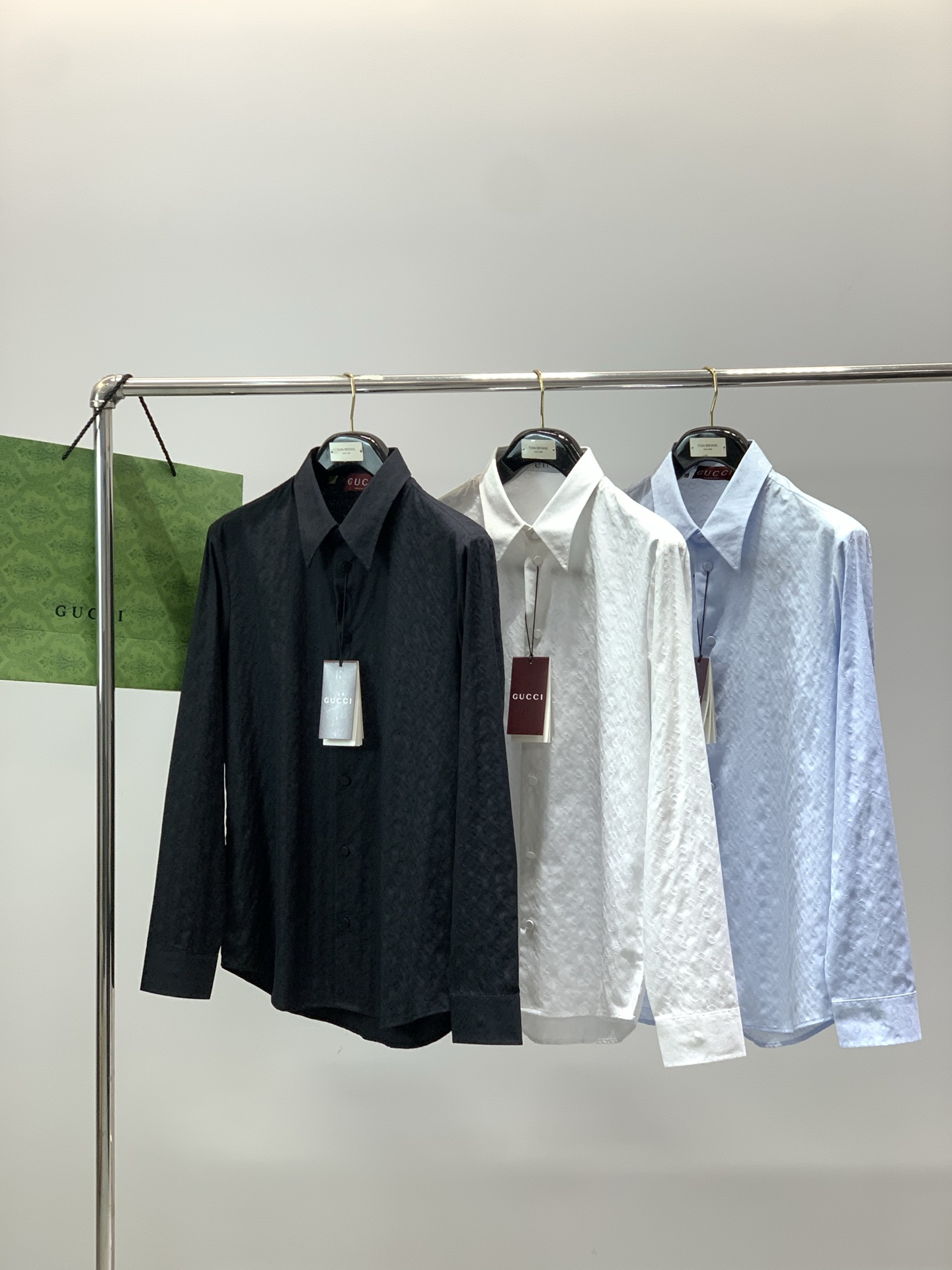 🌾，，Gucci 古驰，2025秋季最新款，专柜同步有售，原单狠货，时尚休闲长袖衬衫，上身很有特点！吸睛