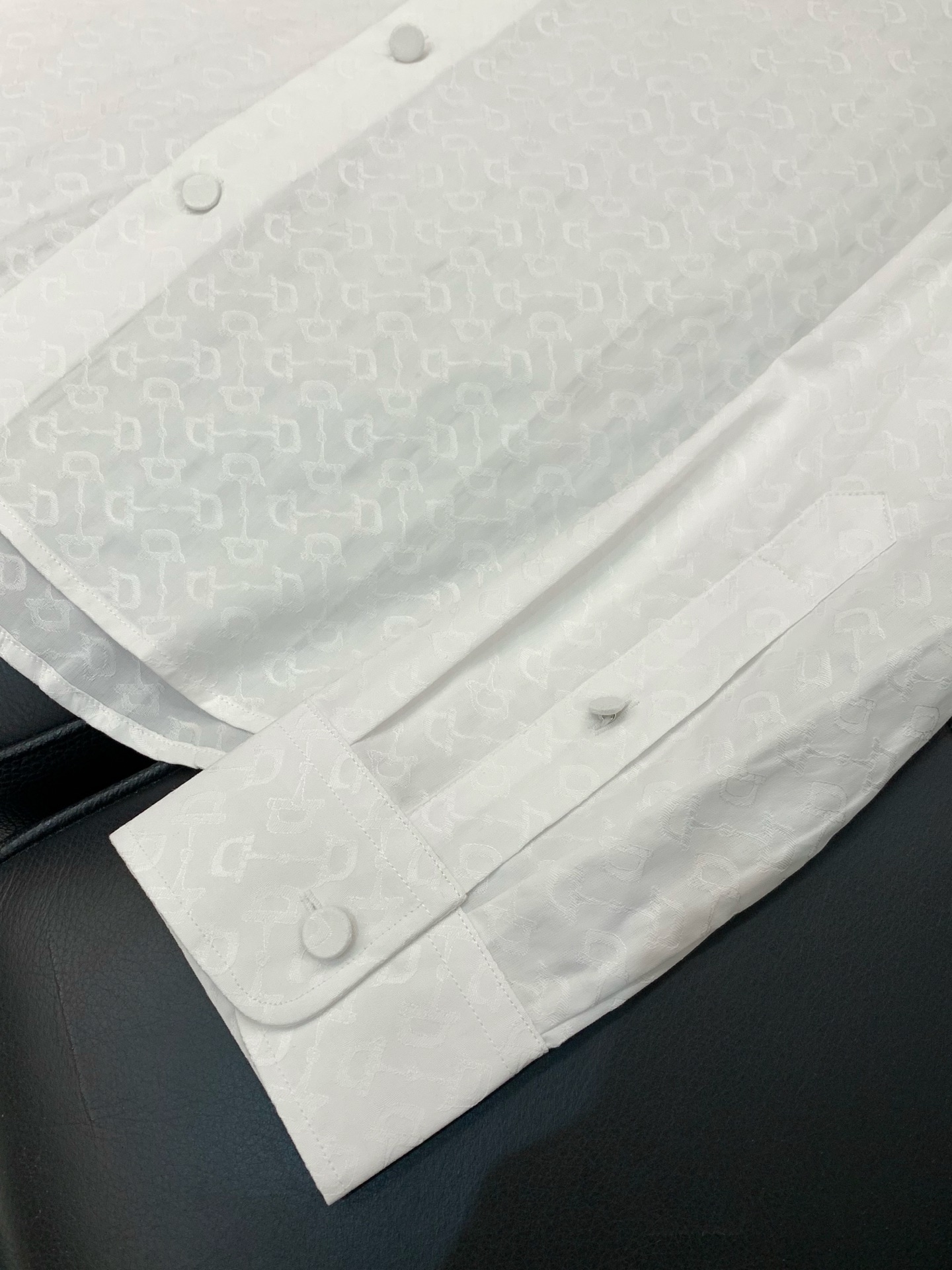 🌾，，Gucci 古驰，2025秋季最新款，专柜同步有售，原单狠货，时尚休闲长袖衬衫，上身很有特点！吸睛