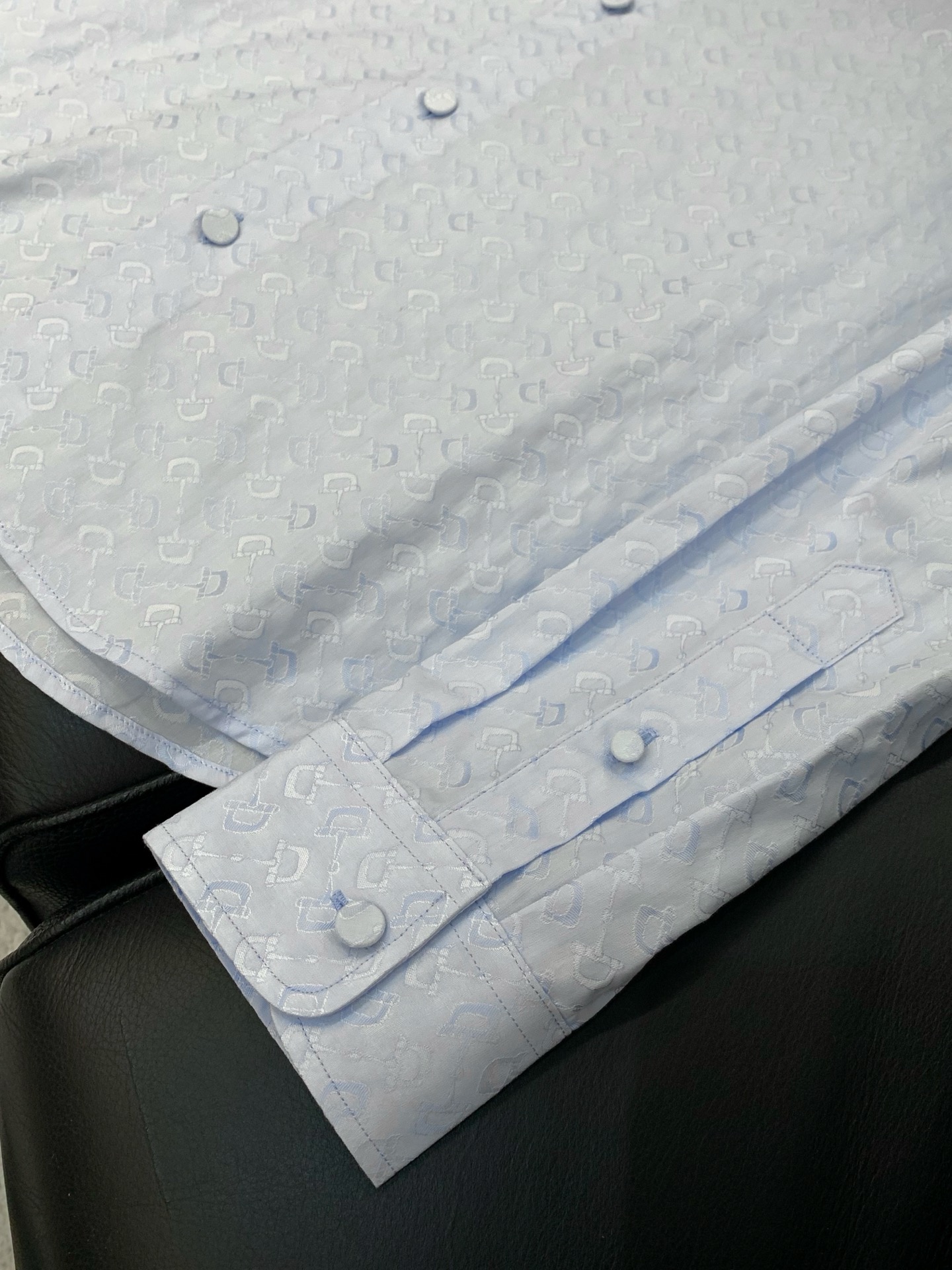 🌾，，Gucci 古驰，2025秋季最新款，专柜同步有售，原单狠货，时尚休闲长袖衬衫，上身很有特点！吸睛