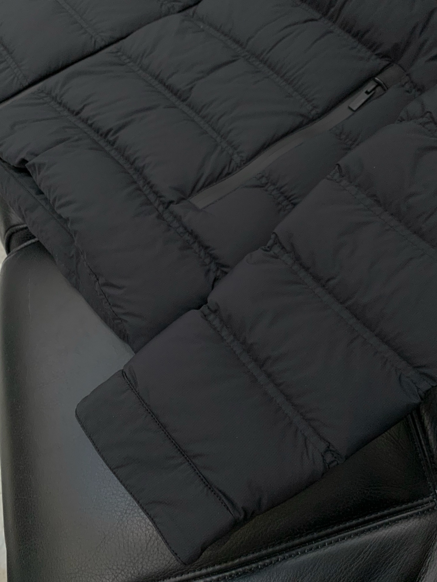 🌾，，蒙口 2025秋冬🆕Mon*ler Autaret浮雕标识短款立领羽绒夹克外套 摩登风范全新演绎,