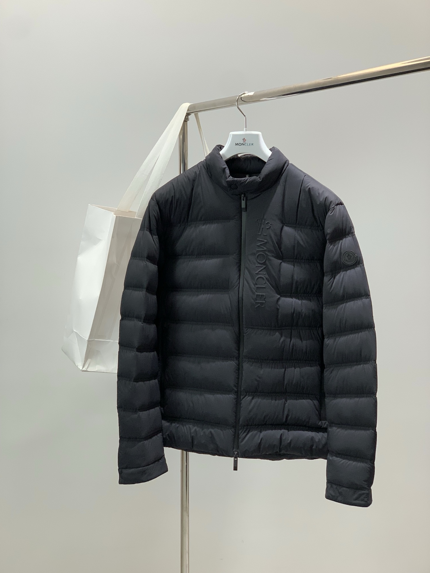 🌾，，蒙口 2025秋冬🆕Mon*ler Autaret浮雕标识短款立领羽绒夹克外套 摩登风范全新演绎,