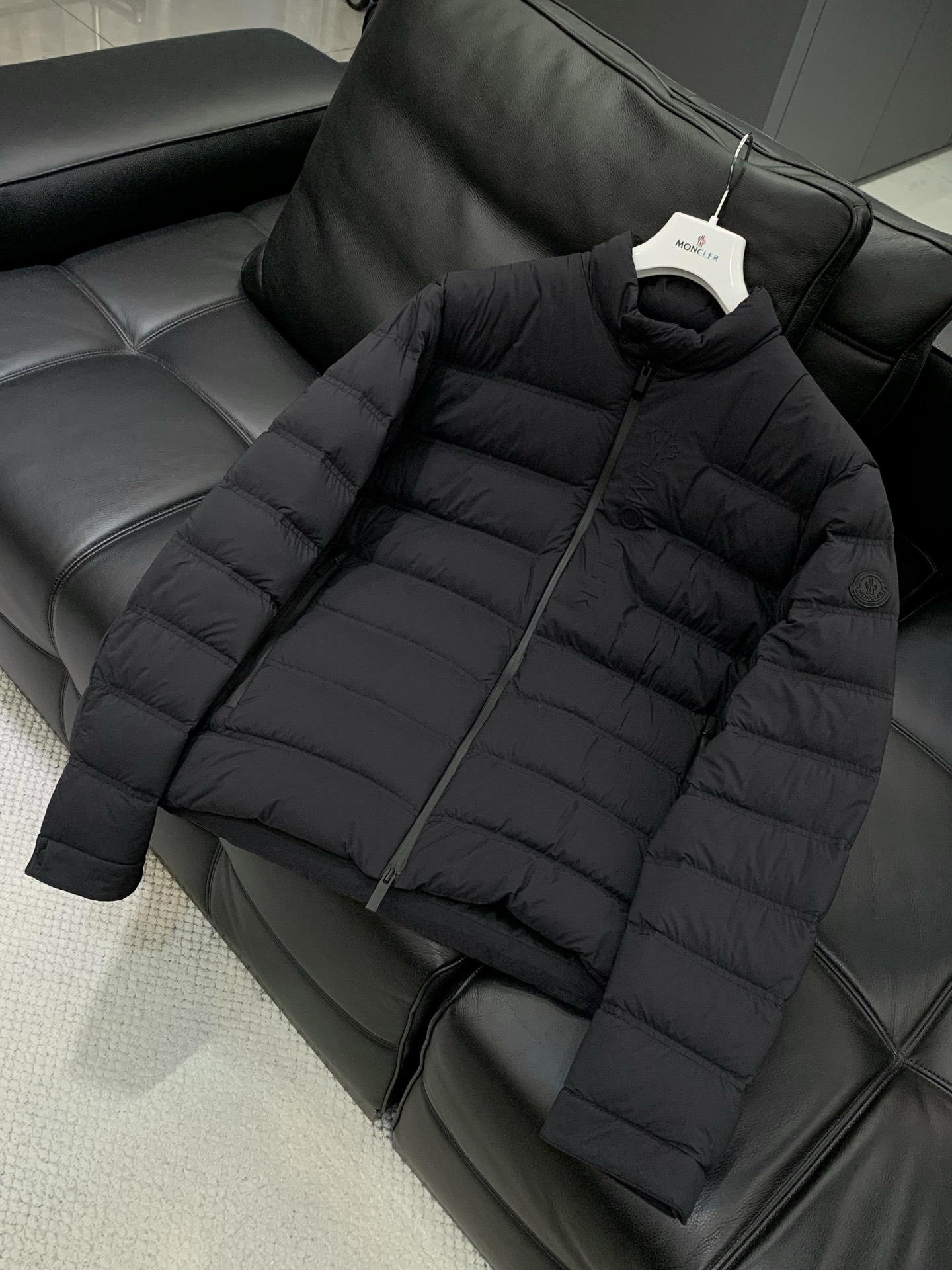 🌾，，蒙口 2025秋冬🆕Mon*ler Autaret浮雕标识短款立领羽绒夹克外套 摩登风范全新演绎,