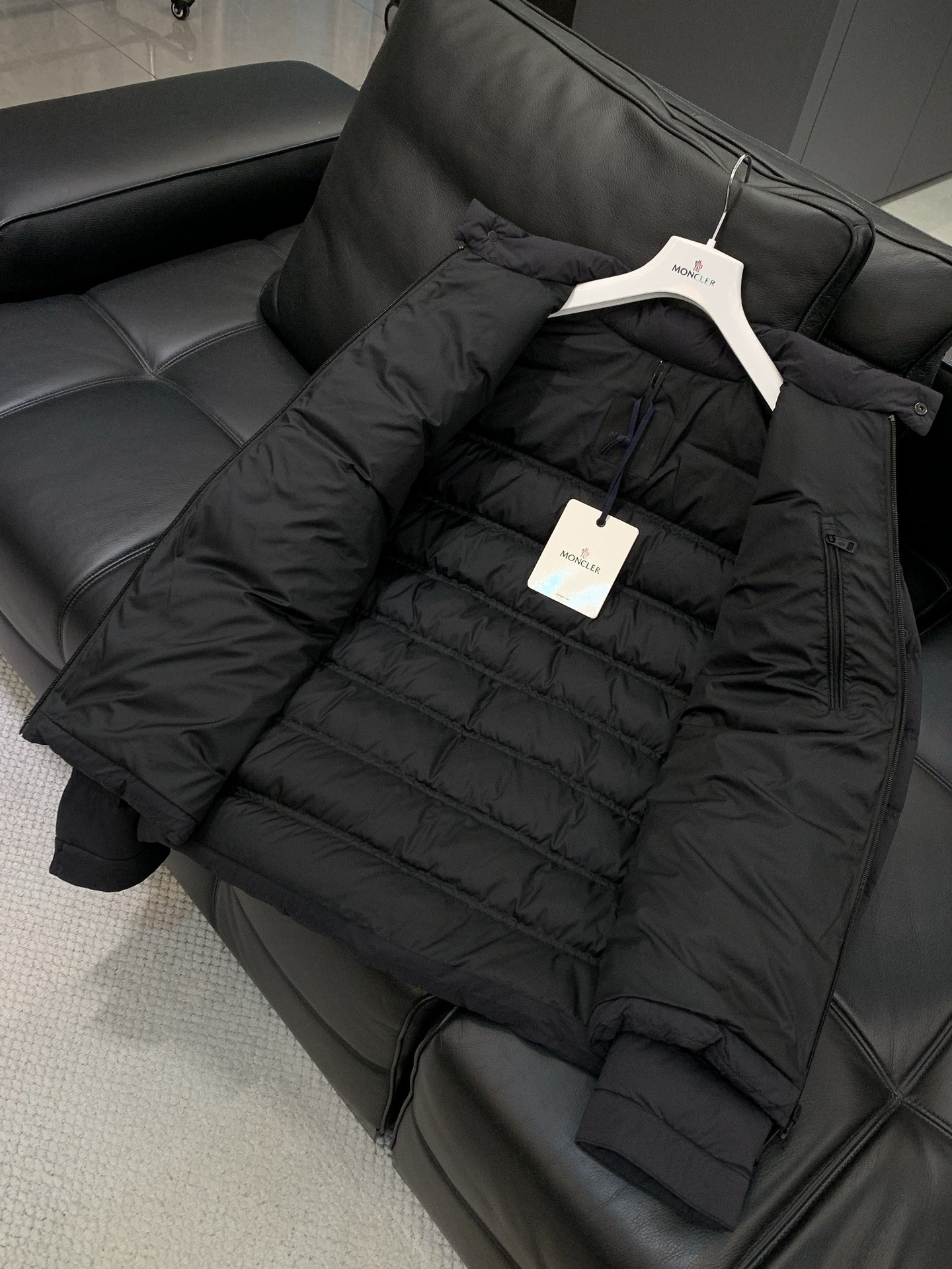 🌾，，蒙口 2025秋冬🆕Mon*ler Autaret浮雕标识短款立领羽绒夹克外套 摩登风范全新演绎,