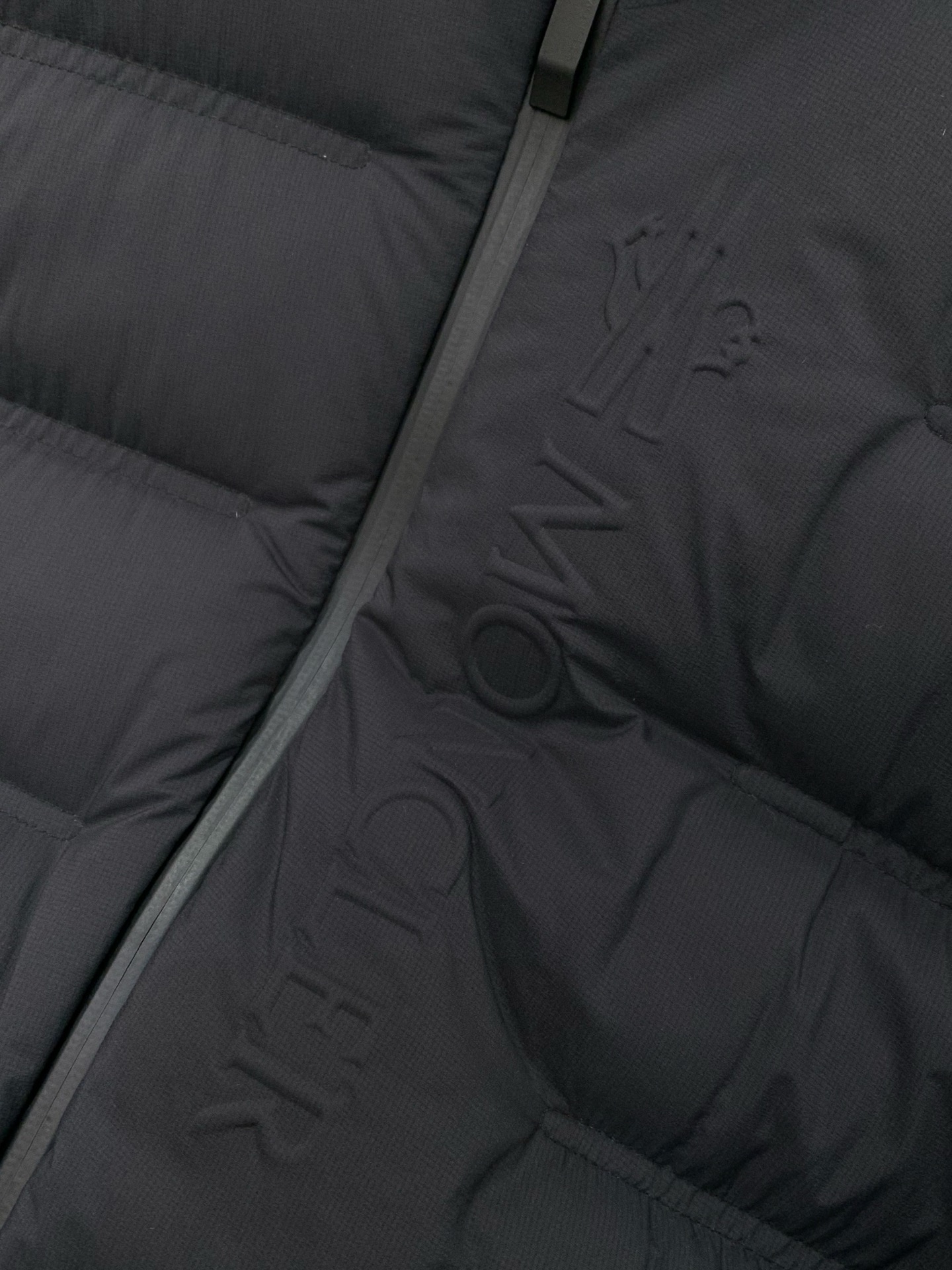 🌾，，蒙口 2025秋冬🆕Mon*ler Autaret浮雕标识短款立领羽绒夹克外套 摩登风范全新演绎,