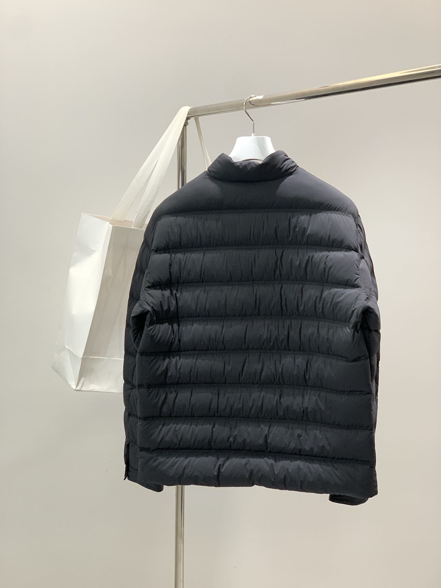 🌾，，蒙口 2025秋冬🆕Mon*ler Autaret浮雕标识短款立领羽绒夹克外套 摩登风范全新演绎,