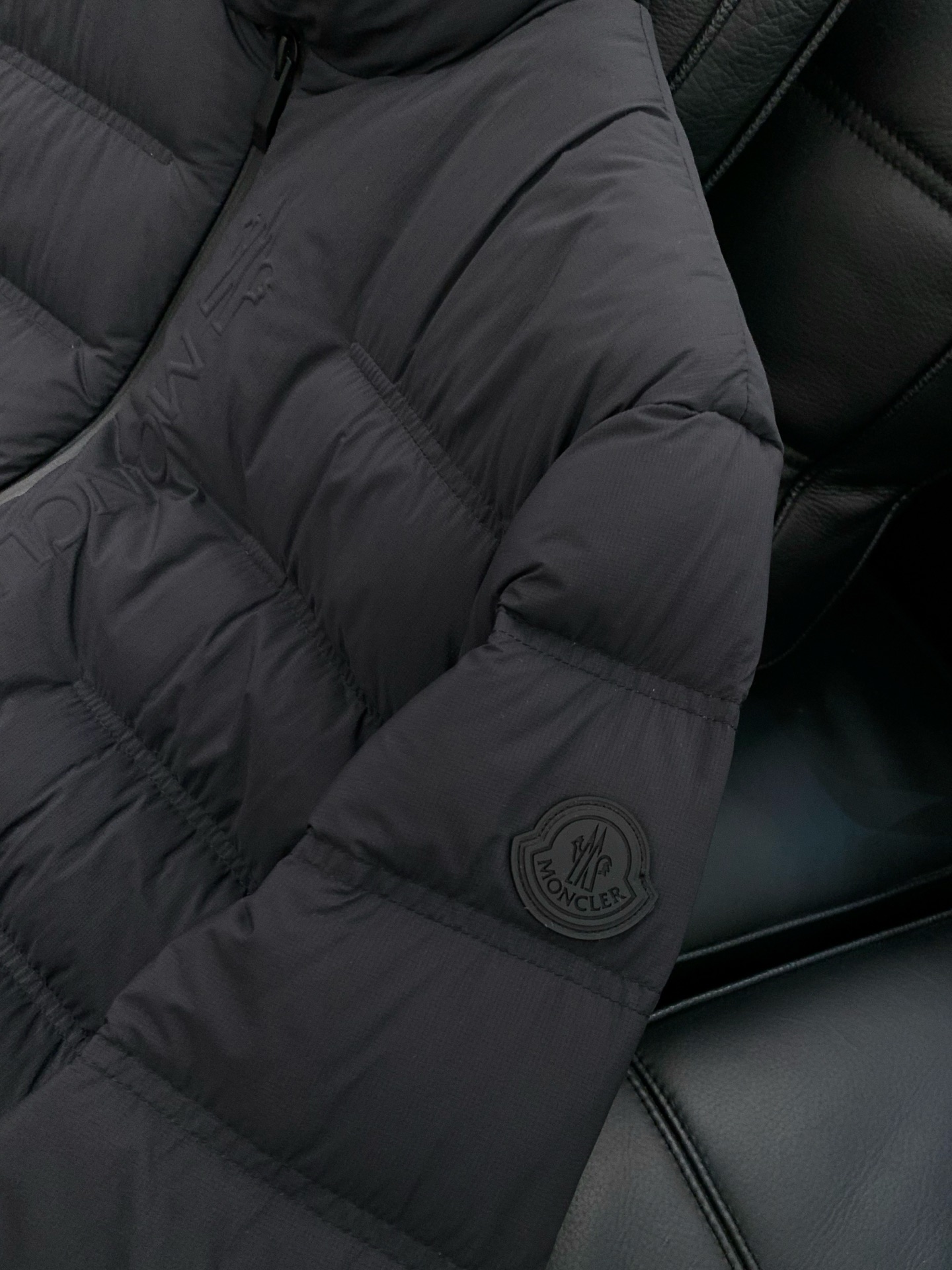 🌾，，蒙口 2025秋冬🆕Mon*ler Autaret浮雕标识短款立领羽绒夹克外套 摩登风范全新演绎,