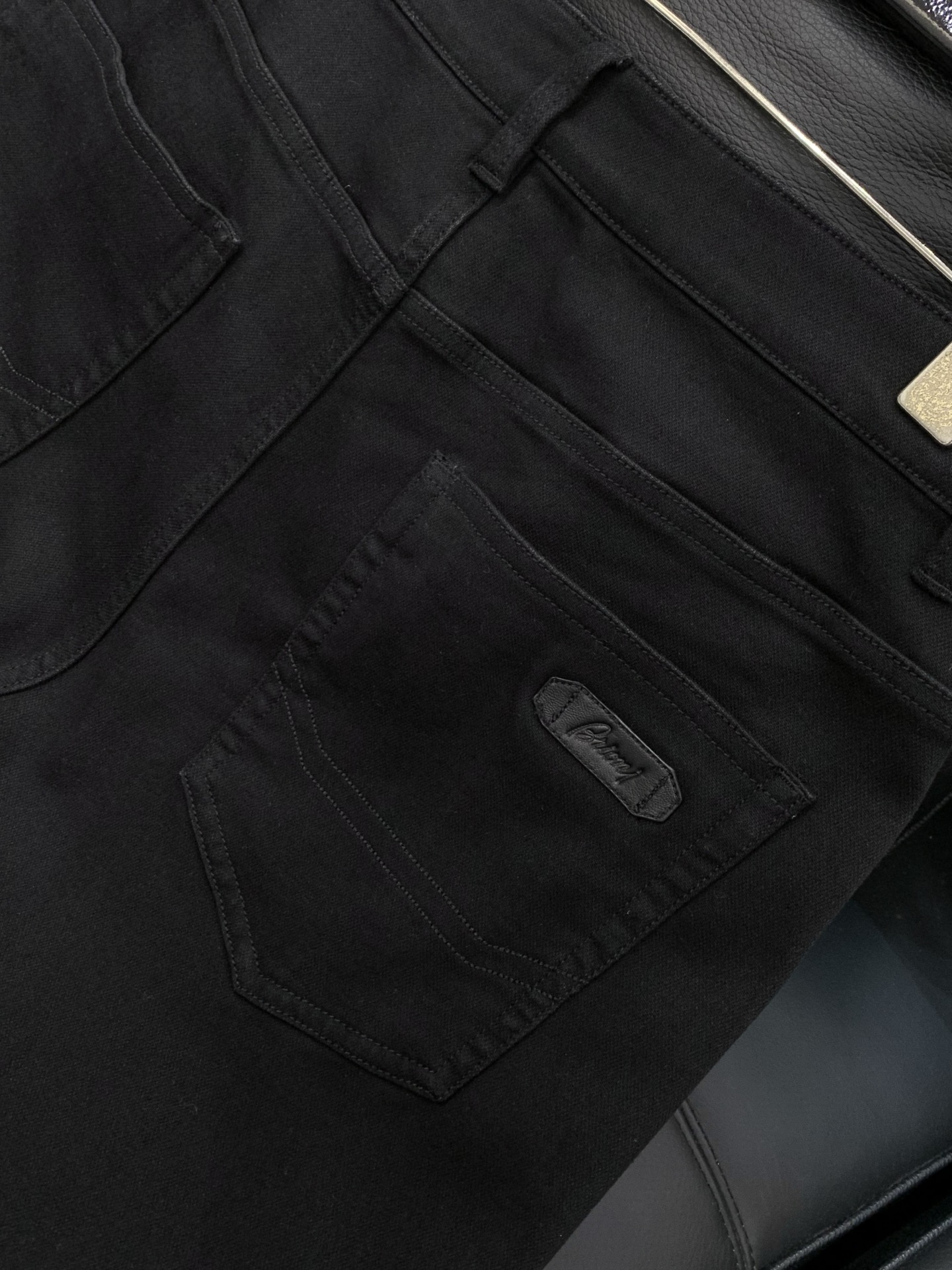 🌾，，布里奥尼 最新黑色羊毛混纺牛仔裤 。 男款高级黑 EcoCosy木源纤维复合针织四面牛仔裤。商务系