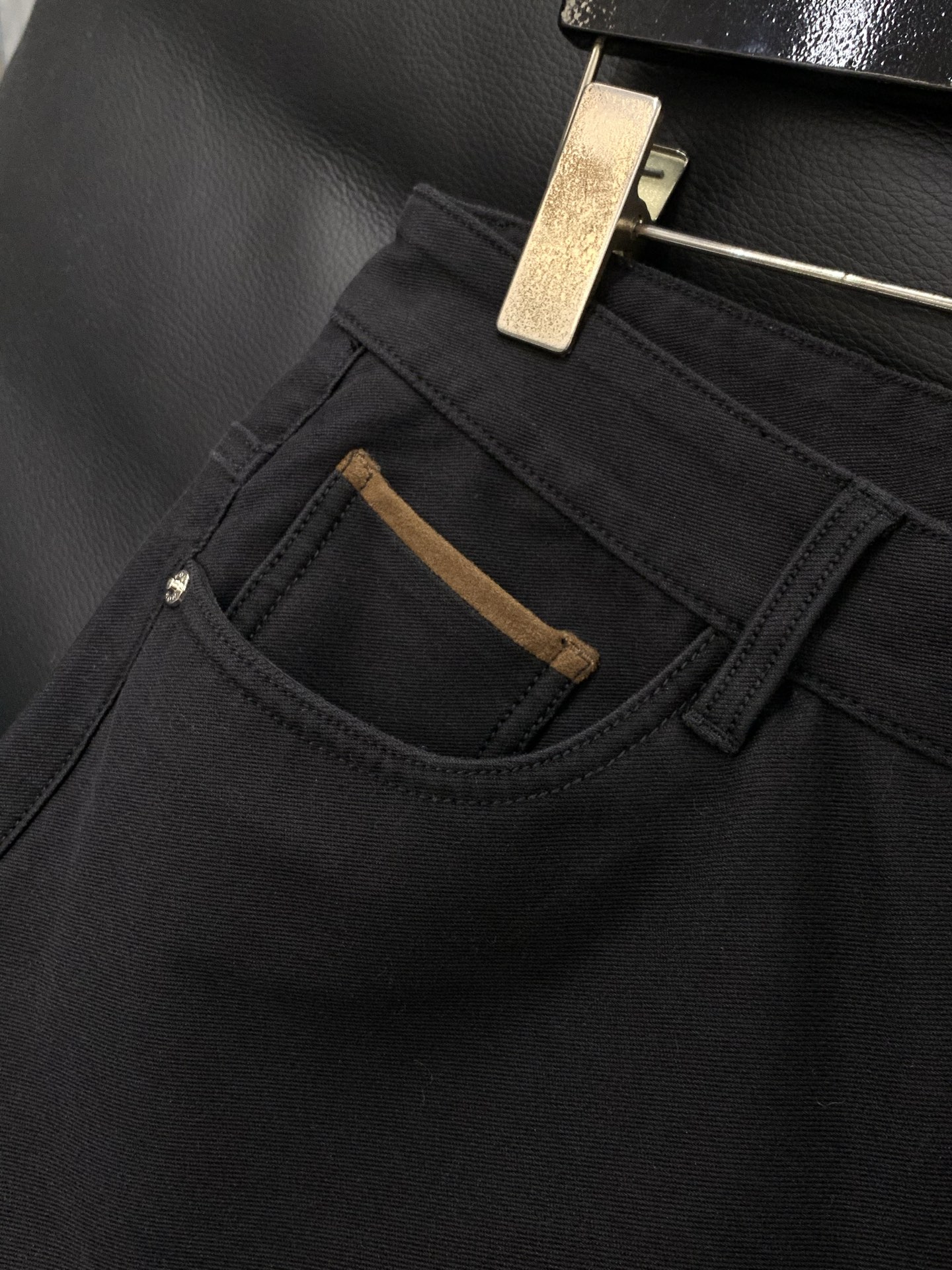 🌾，，Miumiu最新黑色牛仔裤 。 男款高级黑 EcoCosy木源纤维复合针织四面超柔软微弹牛仔裤。商