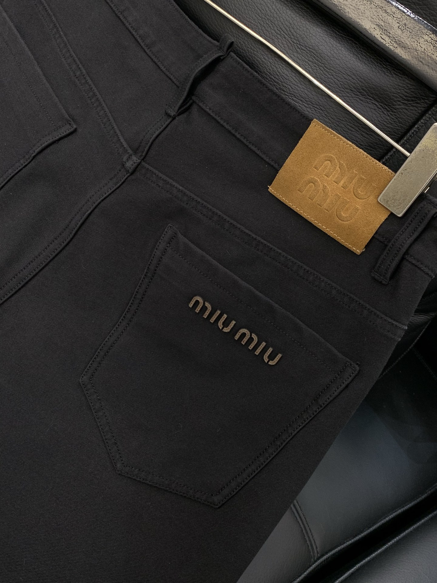 🌾，，Miumiu最新黑色牛仔裤 。 男款高级黑 EcoCosy木源纤维复合针织四面超柔软微弹牛仔裤。商