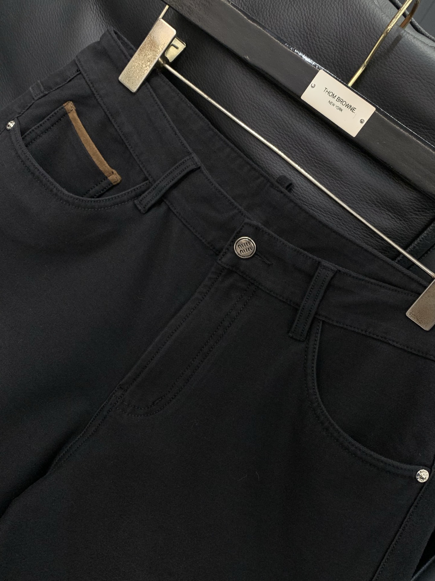 🌾，，Miumiu最新黑色牛仔裤 。 男款高级黑 EcoCosy木源纤维复合针织四面超柔软微弹牛仔裤。商