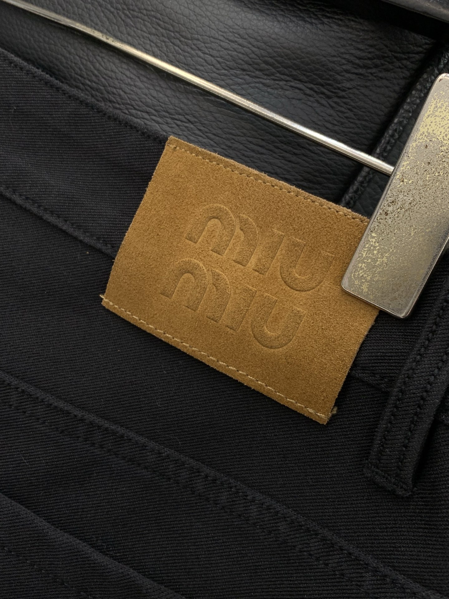 🌾，，Miumiu最新黑色牛仔裤 。 男款高级黑 EcoCosy木源纤维复合针织四面超柔软微弹牛仔裤。商