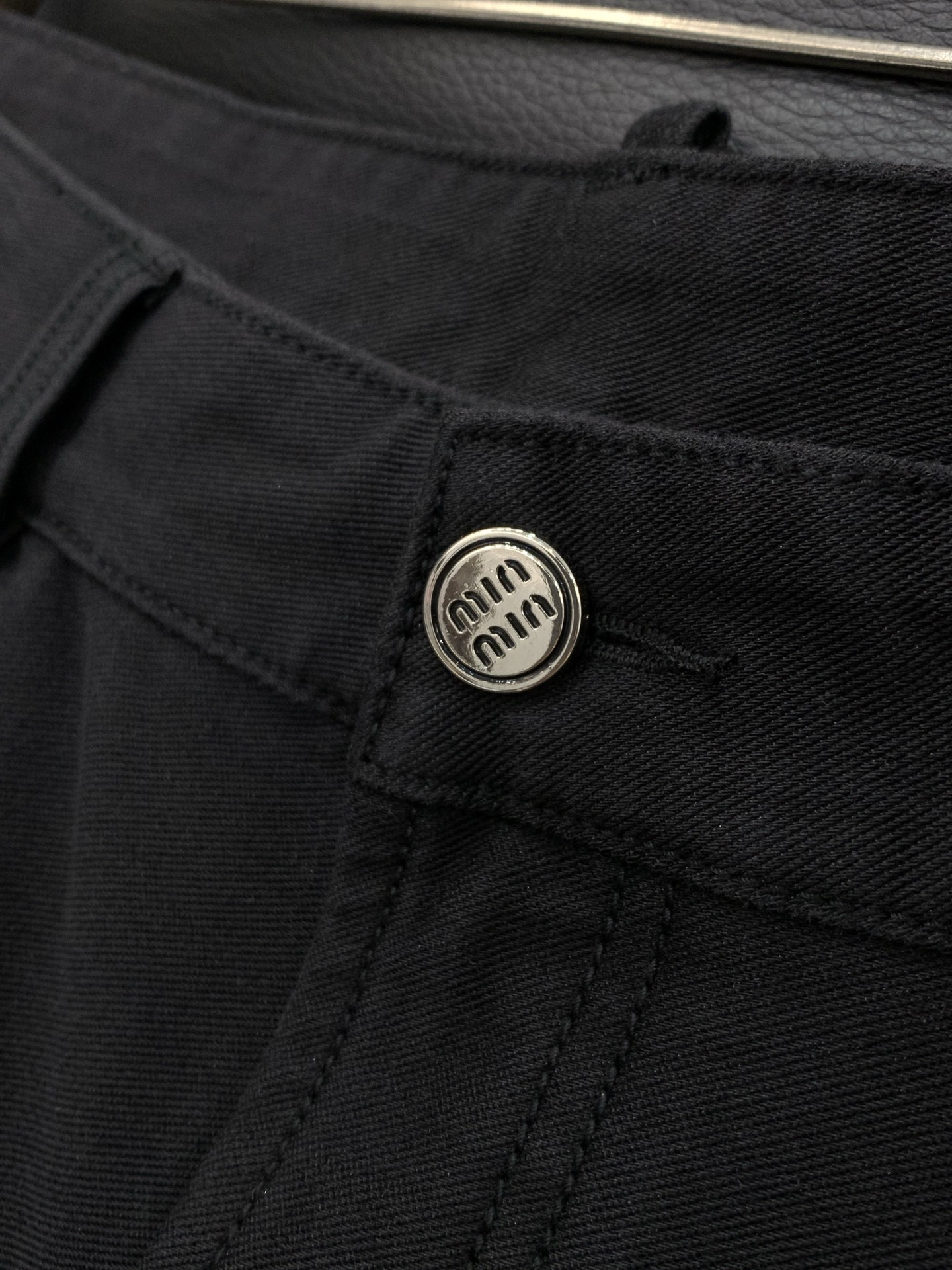 🌾，，Miumiu最新黑色牛仔裤 。 男款高级黑 EcoCosy木源纤维复合针织四面超柔软微弹牛仔裤。商