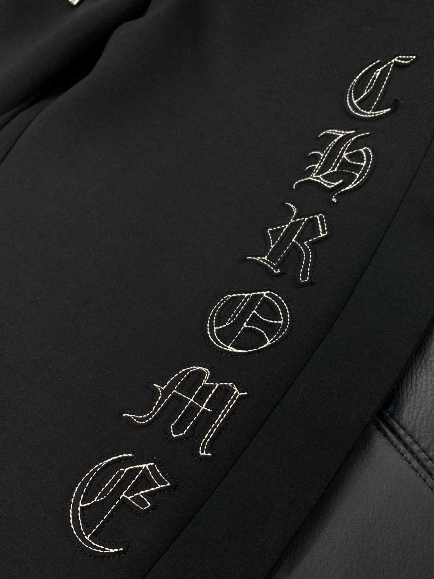 🌾，，蒙口 深蓝色束脚 休闲裤材质 面料:棉32%锦纶63%氨纶5%里料:涤纶100%机洗，手洗最高水温