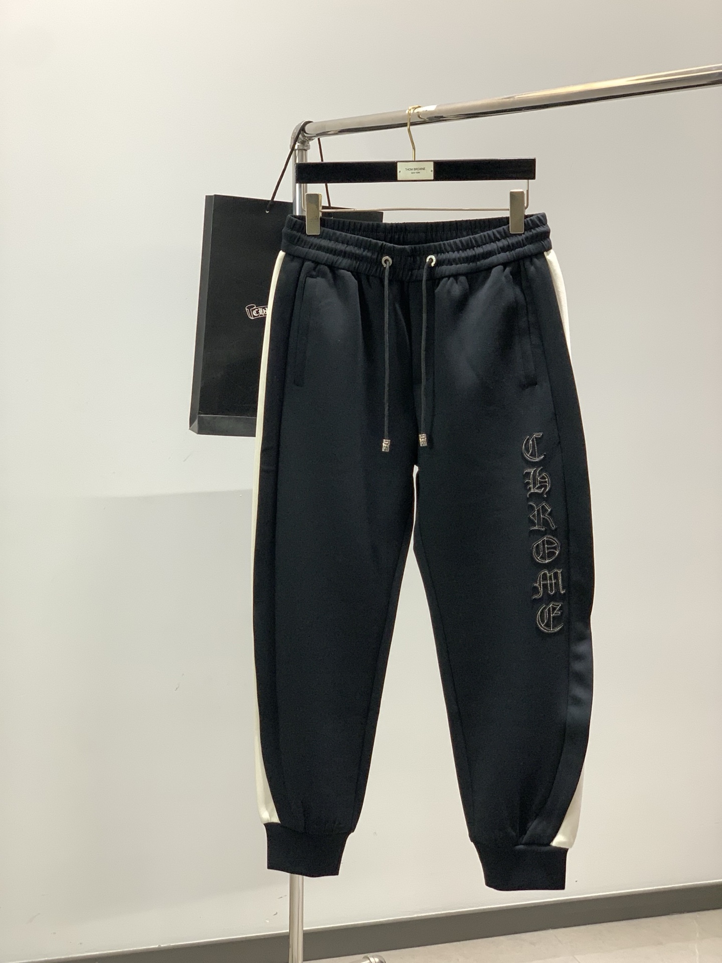 🌾，，蒙口 深蓝色束脚 休闲裤材质 面料:棉32%锦纶63%氨纶5%里料:涤纶100%机洗，手洗最高水温