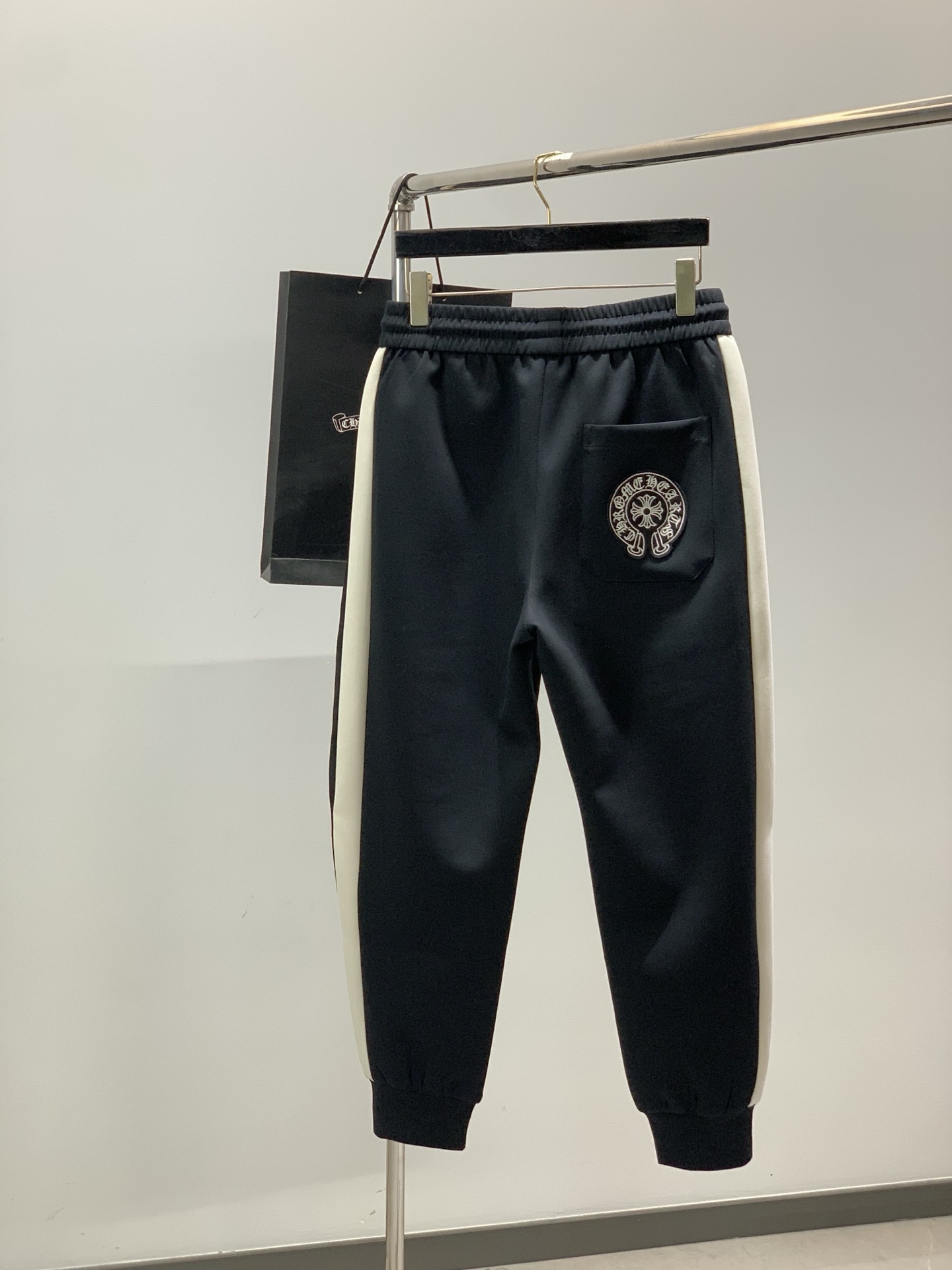 🌾，，蒙口 深蓝色束脚 休闲裤材质 面料:棉32%锦纶63%氨纶5%里料:涤纶100%机洗，手洗最高水温