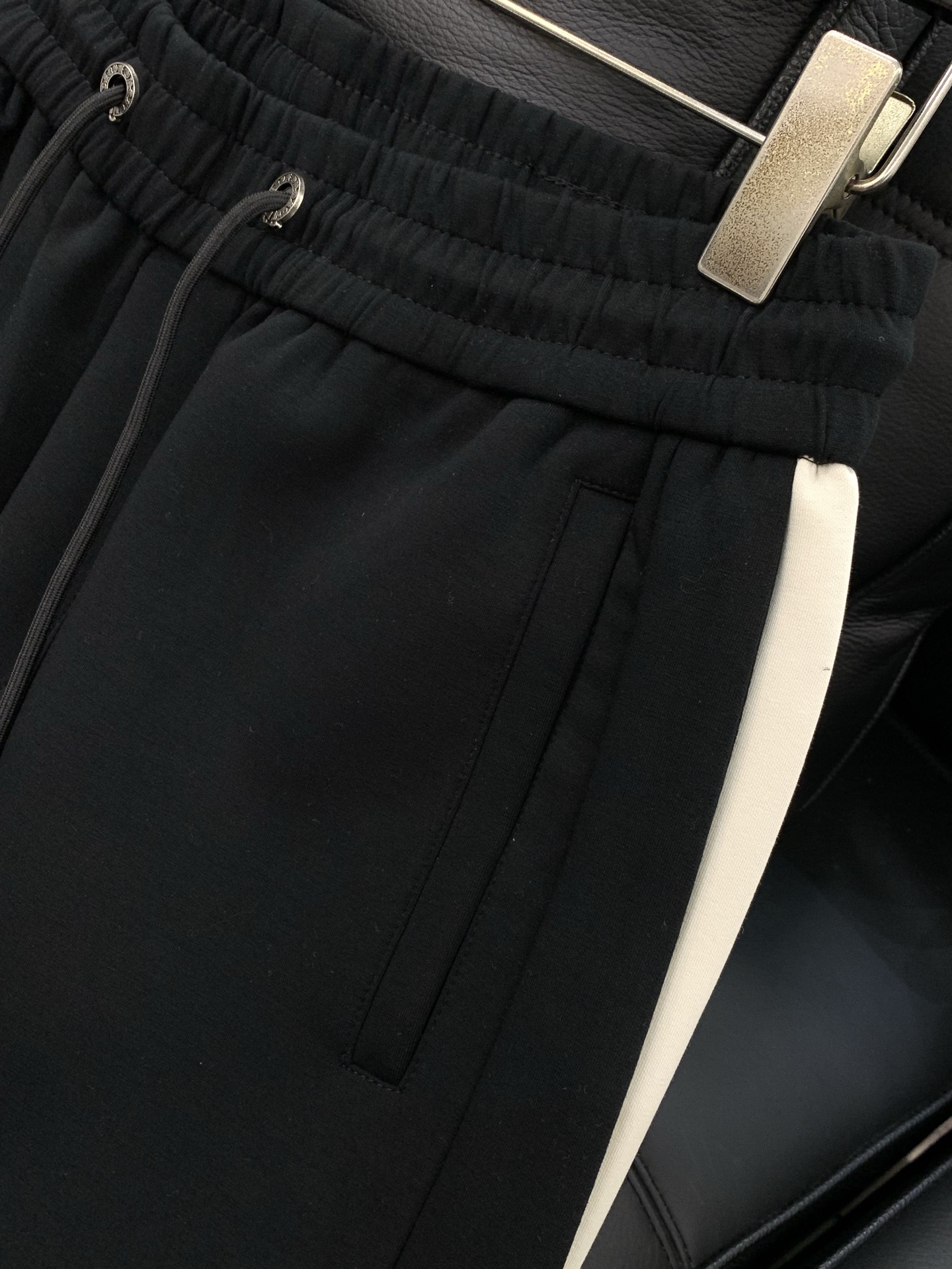 🌾，，蒙口 深蓝色束脚 休闲裤材质 面料:棉32%锦纶63%氨纶5%里料:涤纶100%机洗，手洗最高水温