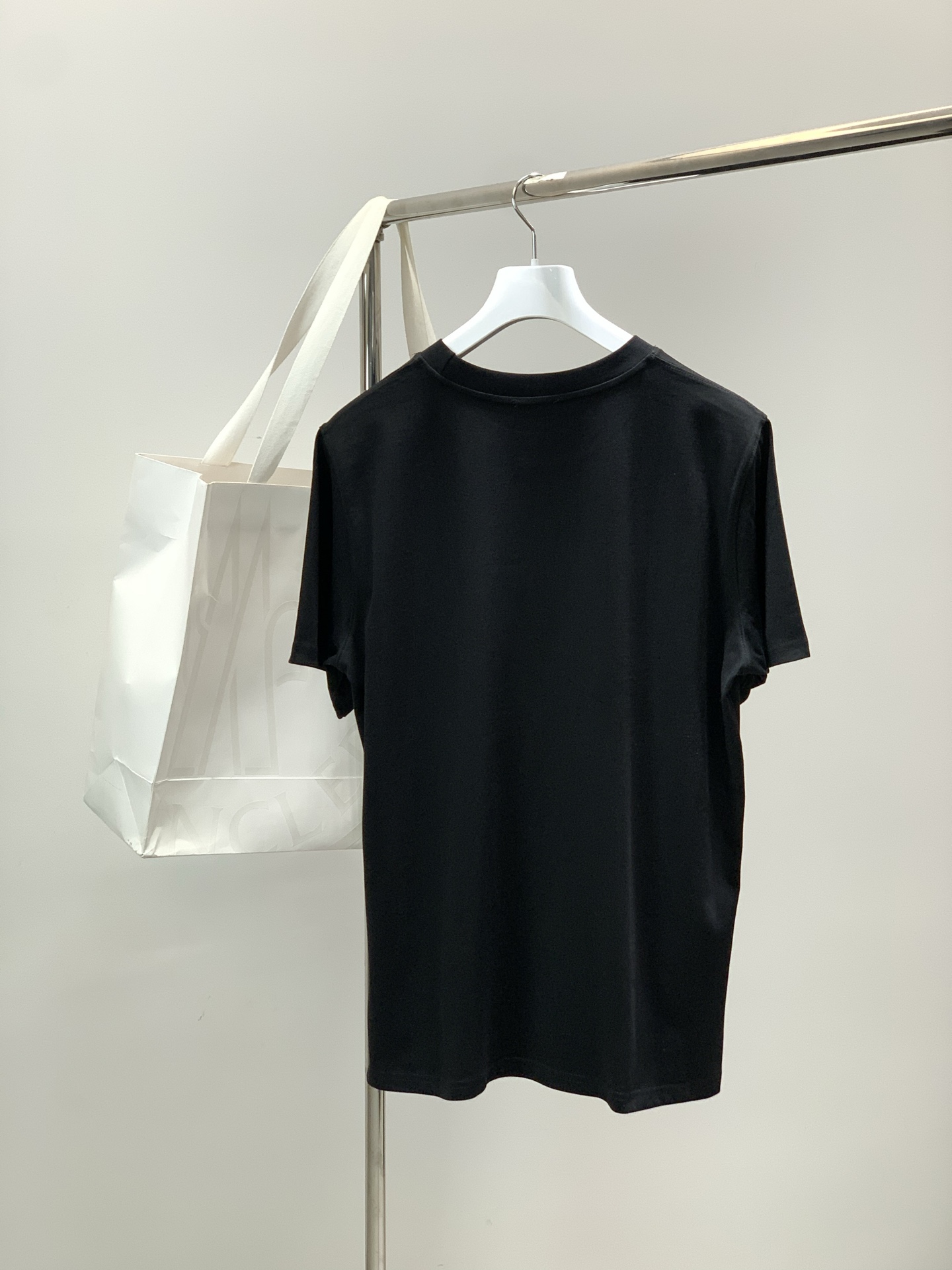 🌾，，Moncler 蒙口，2025夏季最新品，专柜同步有售，原单狠货，时尚休闲圆领短袖T恤，上身舒适！