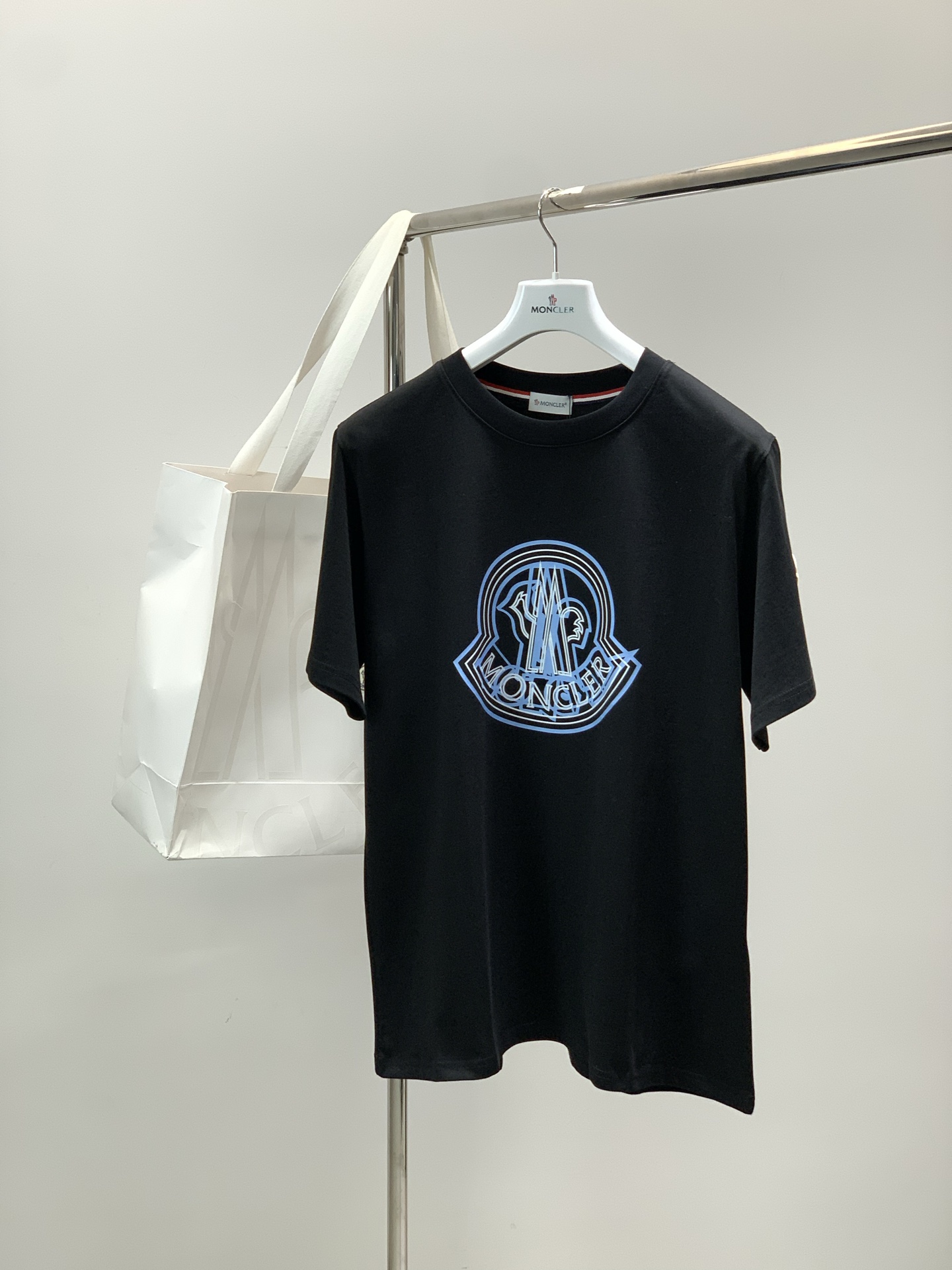 🌾，，Moncler 蒙口，2025夏季最新品，专柜同步有售，原单狠货，时尚休闲圆领短袖T恤，上身舒适！