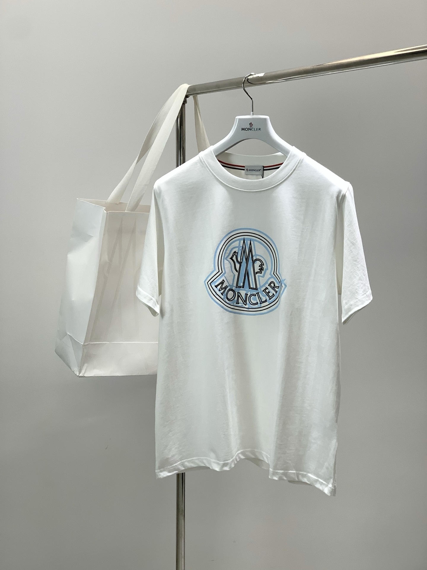 🌾，，Moncler 蒙口，2025夏季最新品，专柜同步有售，原单狠货，时尚休闲圆领短袖T恤，上身舒适！