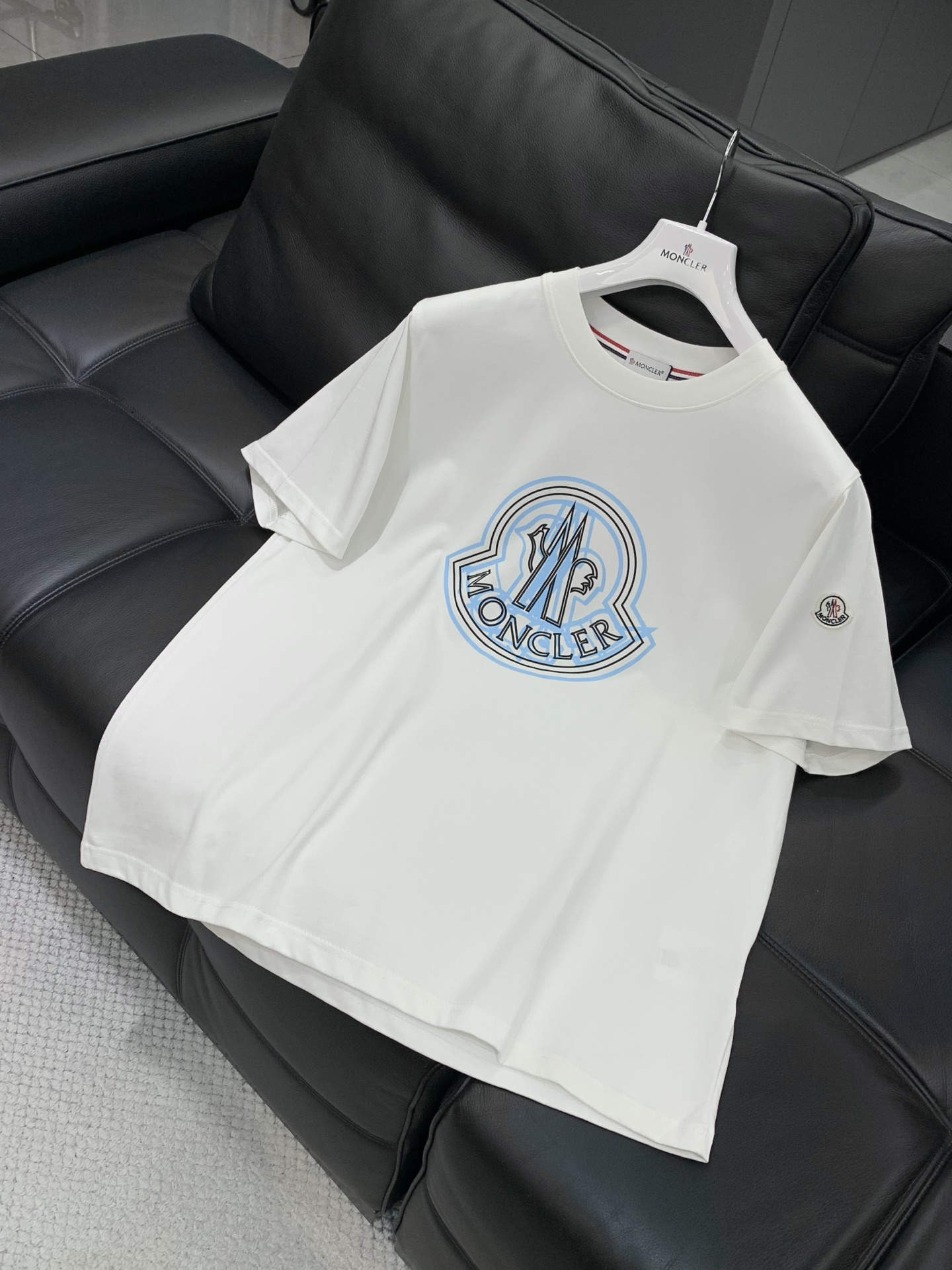 🌾，，Moncler 蒙口，2025夏季最新品，专柜同步有售，原单狠货，时尚休闲圆领短袖T恤，上身舒适！